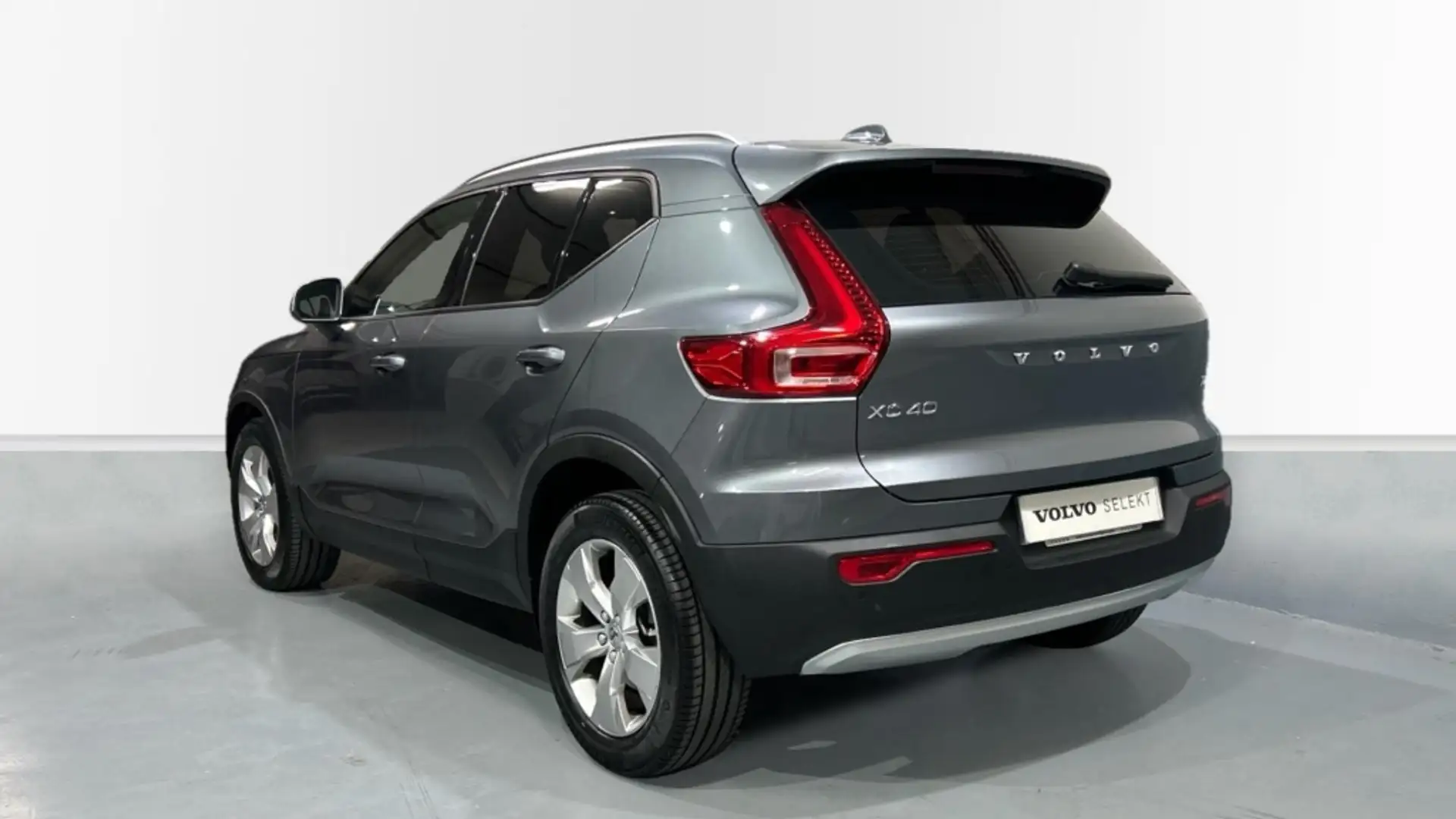 Volvo XC40 T4 Momentum Aut. Gris - 2
