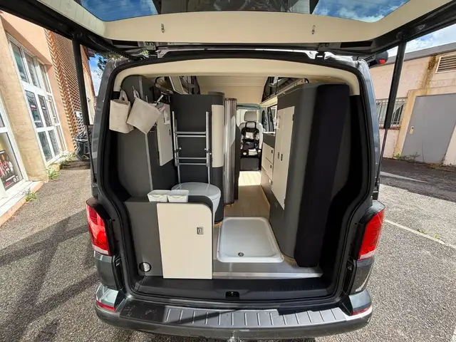 Volkswagen Transporter view 13