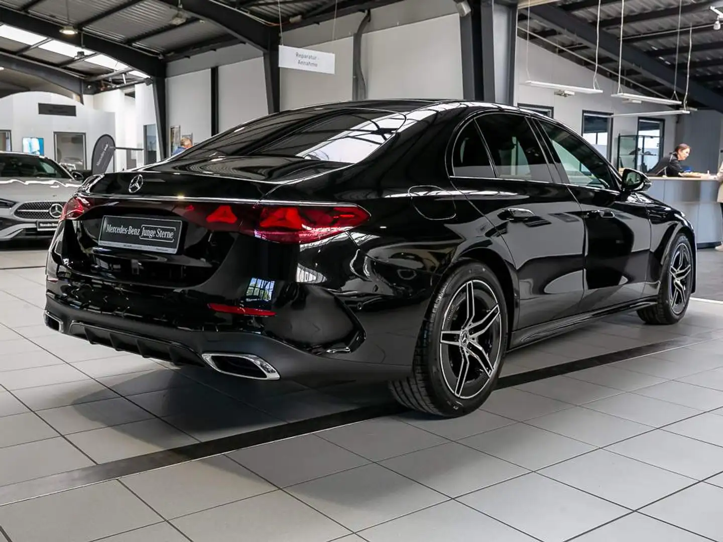 Mercedes-Benz E 220 d AMG ADVANCED NIGHT WINTER DISTRO 19" Zwart - 2