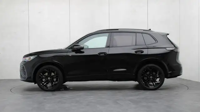 Volkswagen Tiguan view 2