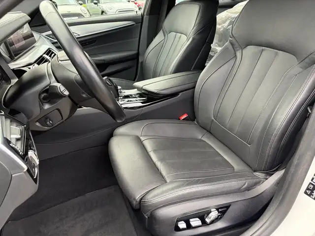 BMW 5 Series view 13