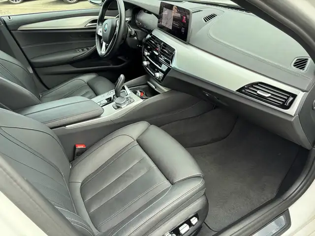 BMW 5 Series view 14