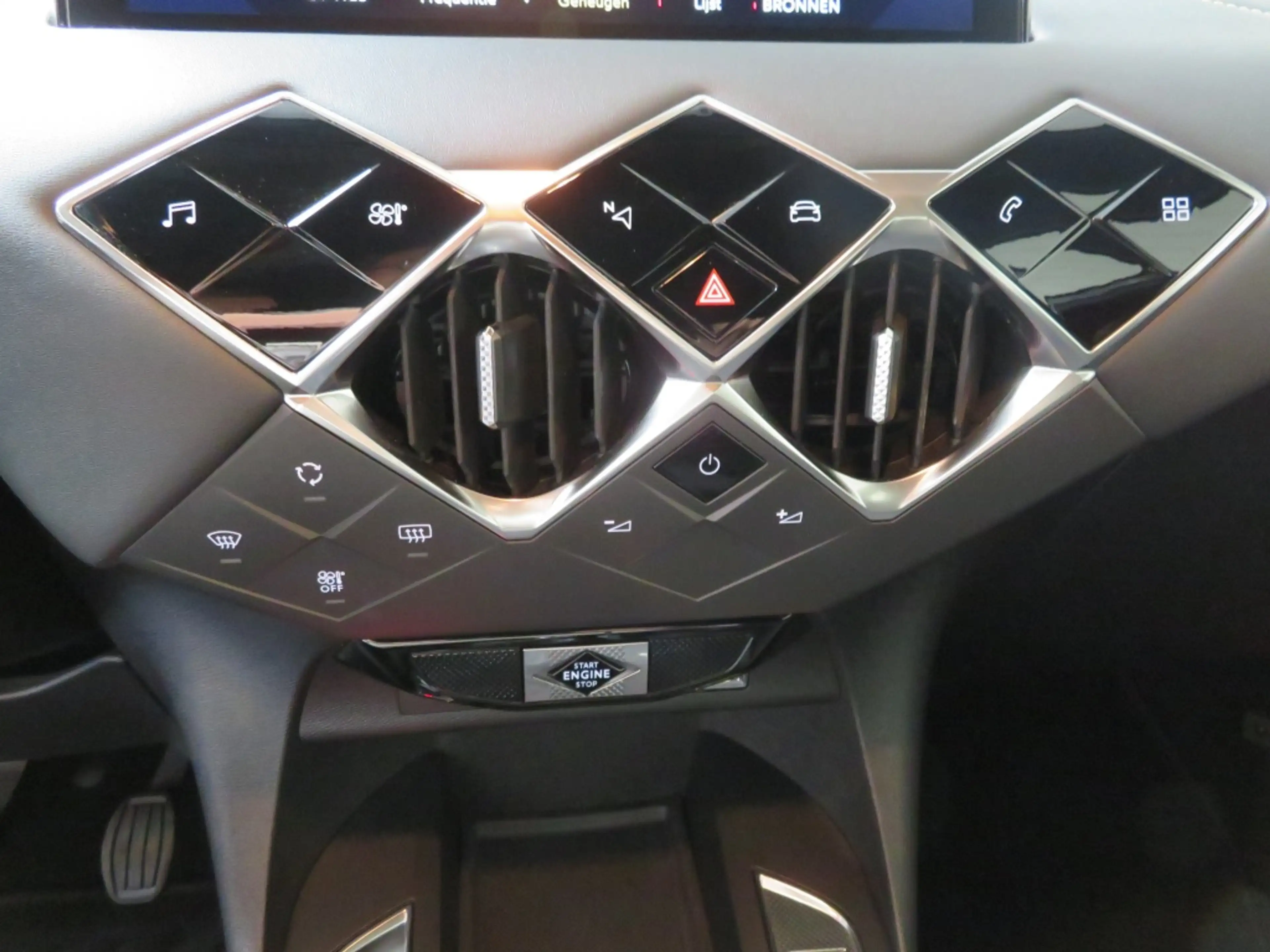 DS Automobiles DS 3 Crossback 1.2 PT Montmartre — photo 9