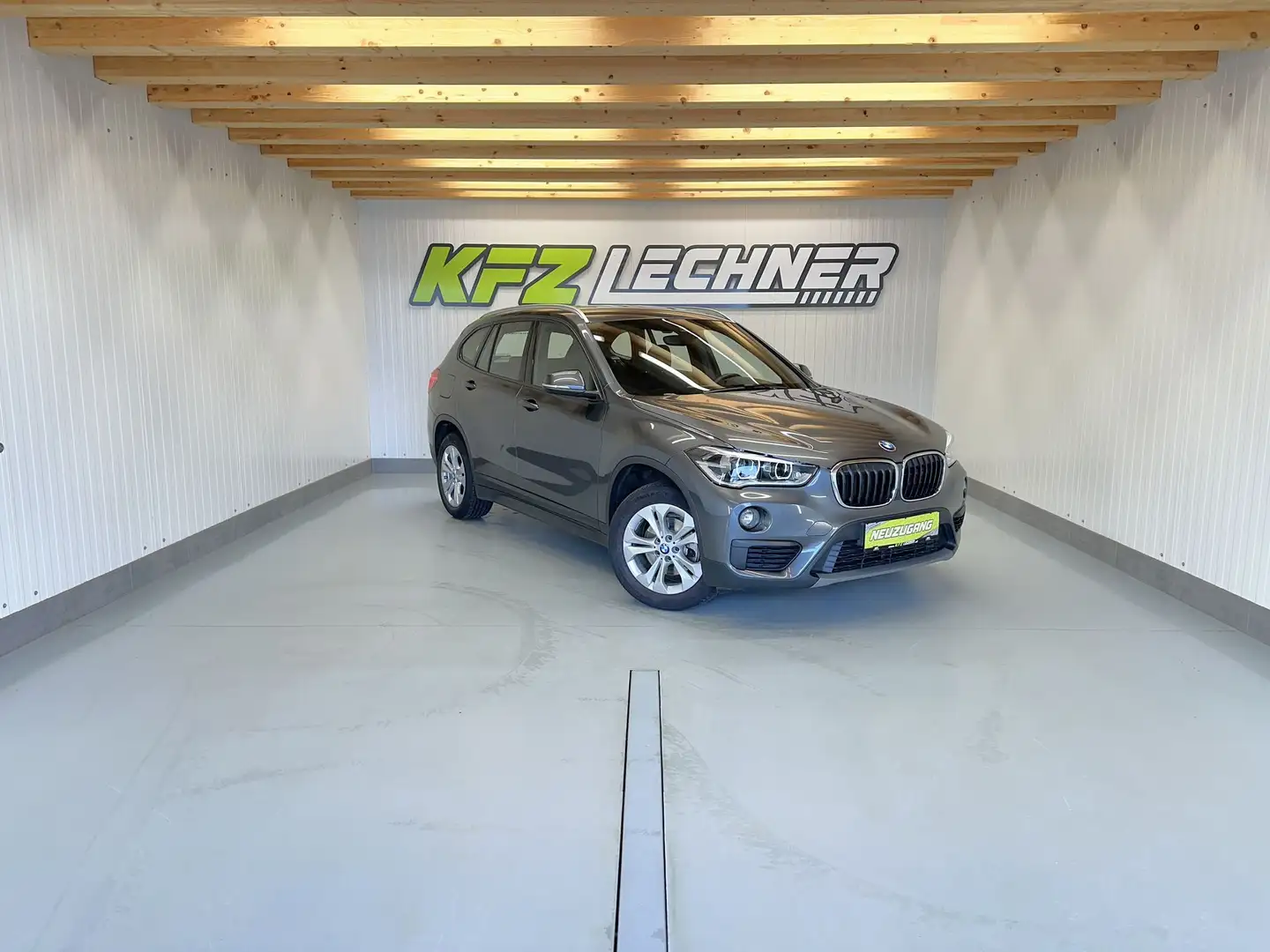 BMW X1 sDrive18d Advantage Grau - 1
