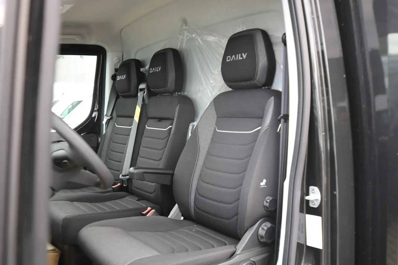 Iveco Daily 40C18 3.0 Automaat Meubelbak met Laadklep Automaat Zwart - 2