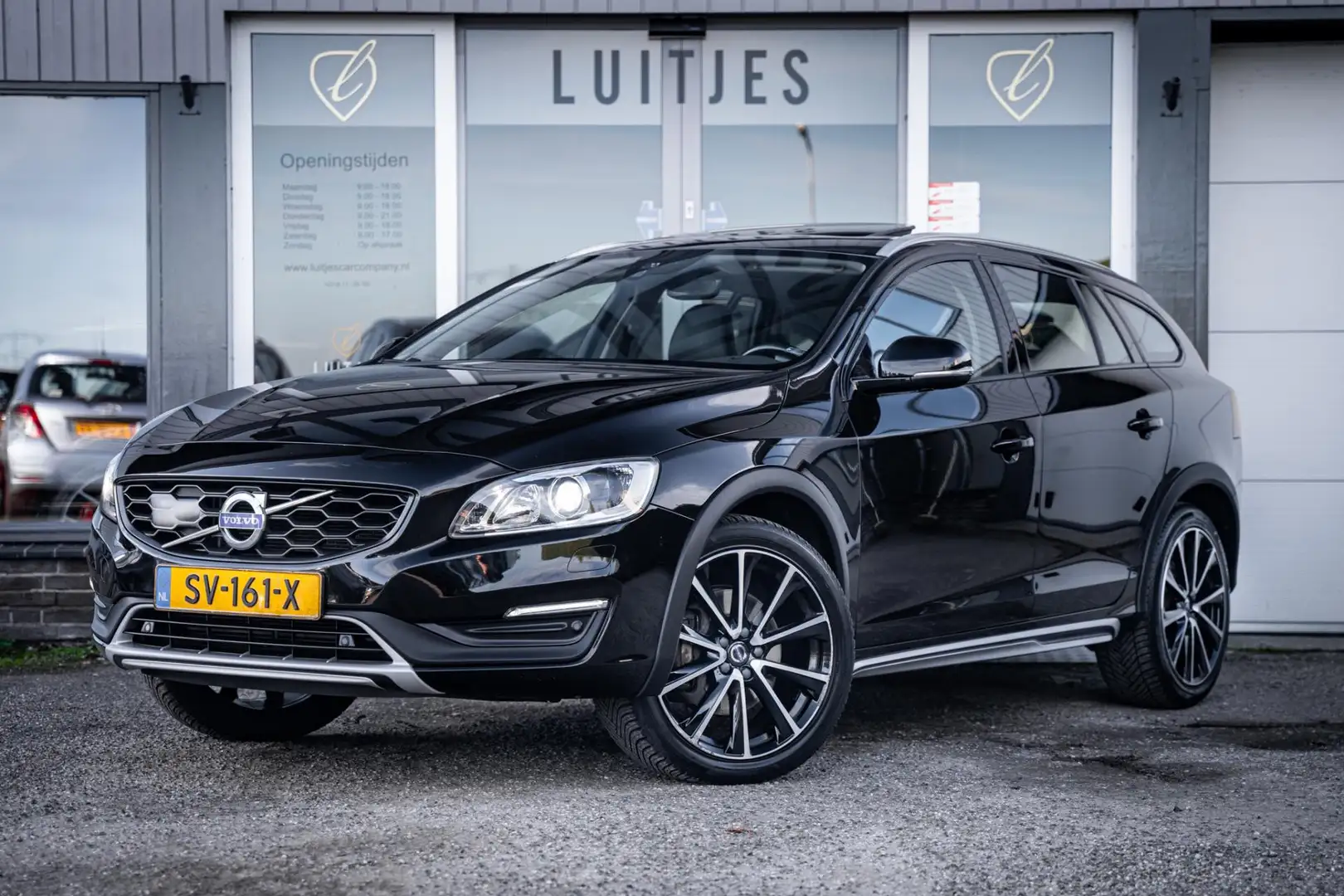 Volvo V60 Cross Country 2.0 T5 245pk Polar+ Schuifdak Harman/Kardon Leder Zwart - 1