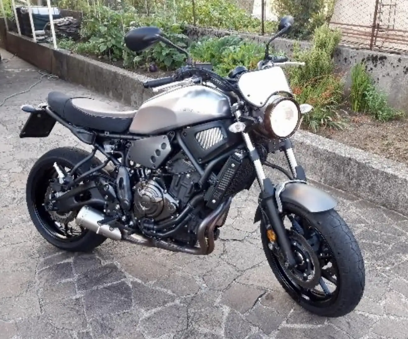 Yamaha XSR 700 Plateado - 1