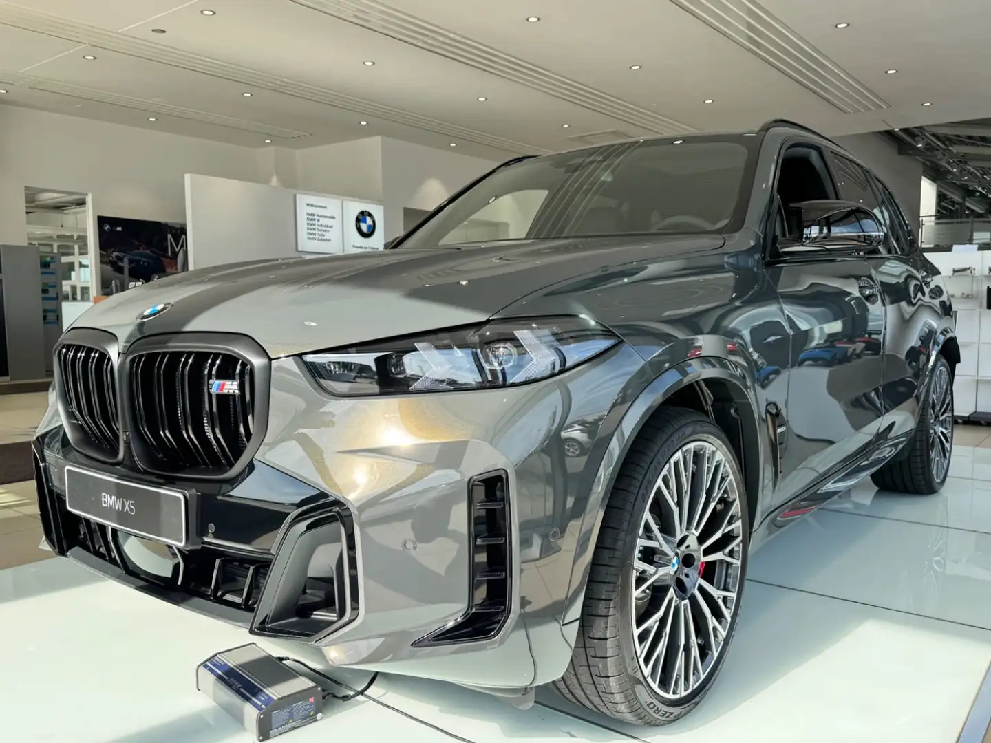 BMW X5 M 60i LuftFW/B&W/VolllederMerino/Alcantara Gris - 2