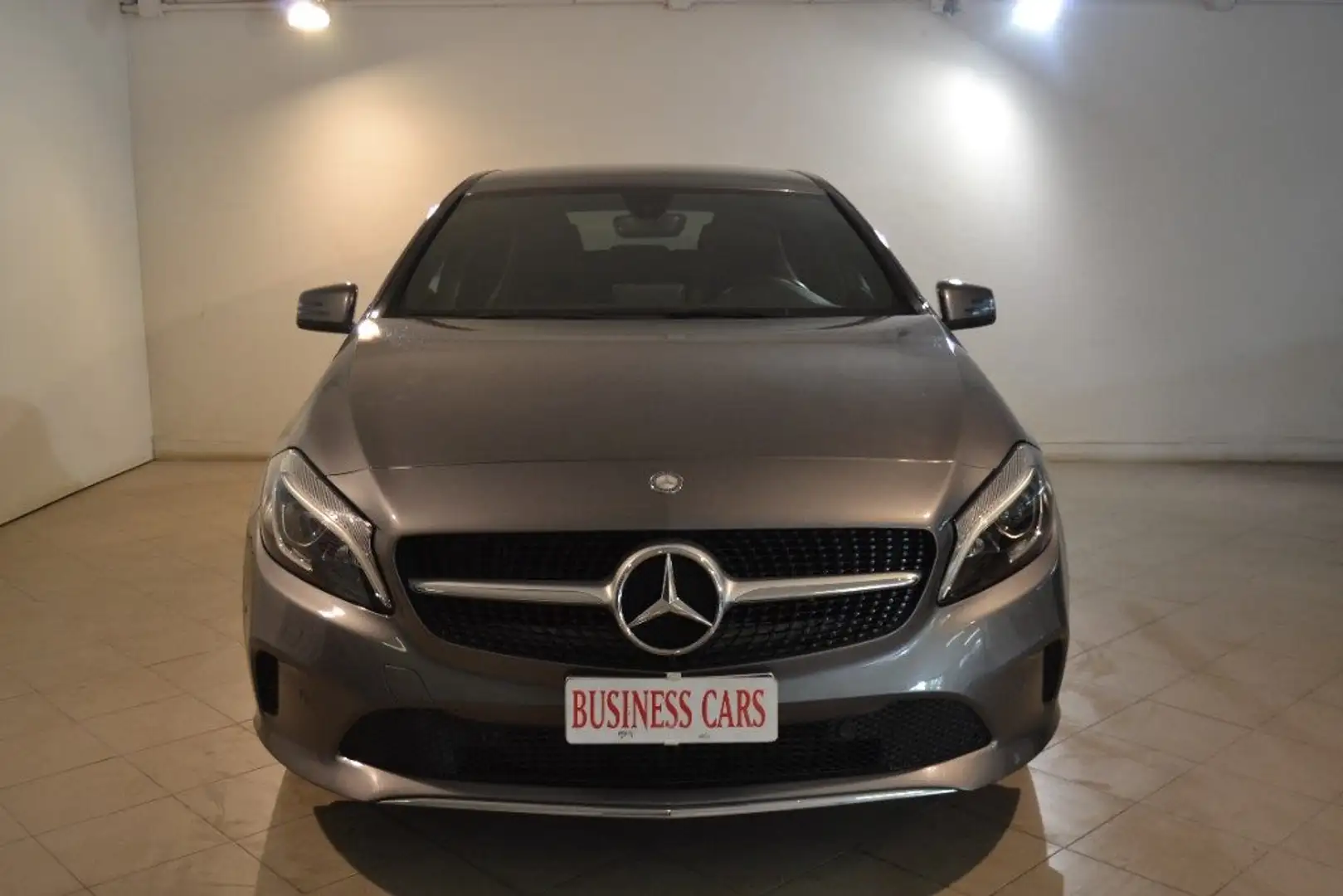 Mercedes-Benz A 180 d Automatic Premium Gris - 2