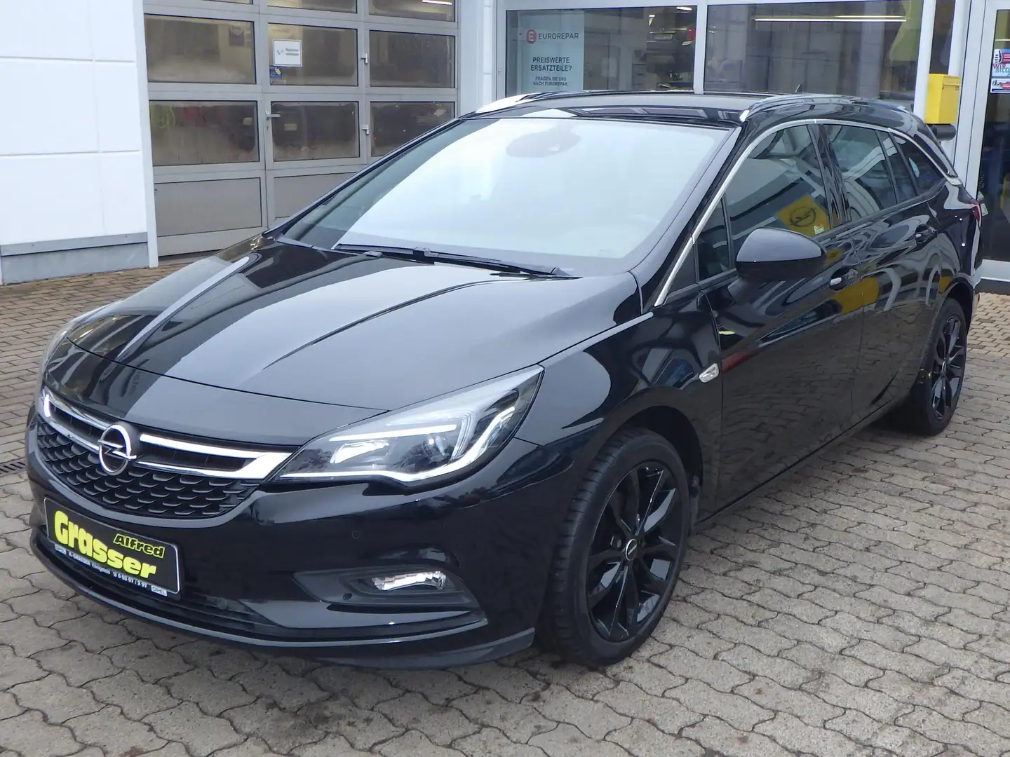 Opel Astra Dynamic Schwarz - 2