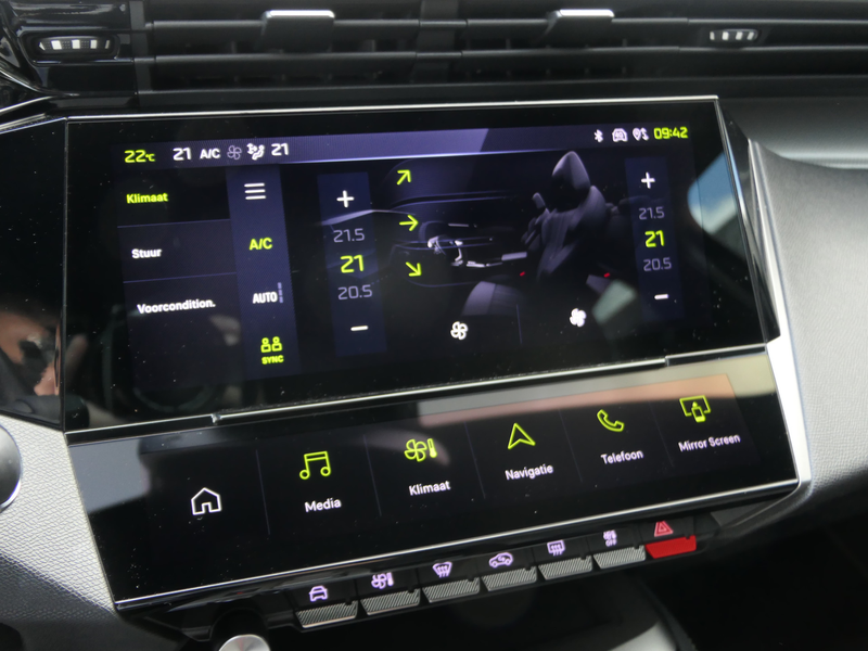 Peugeot 408 1.6 HYbrid 225 EAT8 GT — photo 22