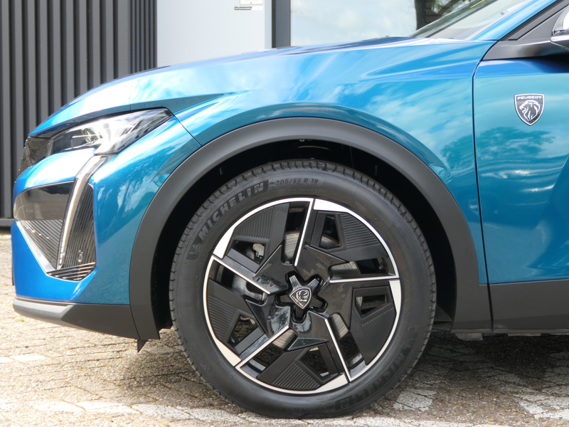 Peugeot 408 1.6 HYbrid 225 EAT8 GT — photo 14