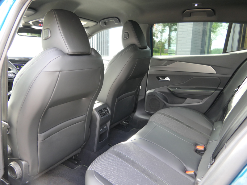 Peugeot 408 1.6 HYbrid 225 EAT8 GT — photo 5