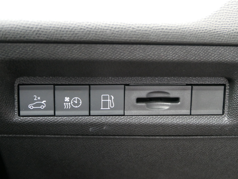 Peugeot 408 1.6 HYbrid 225 EAT8 GT — photo 30