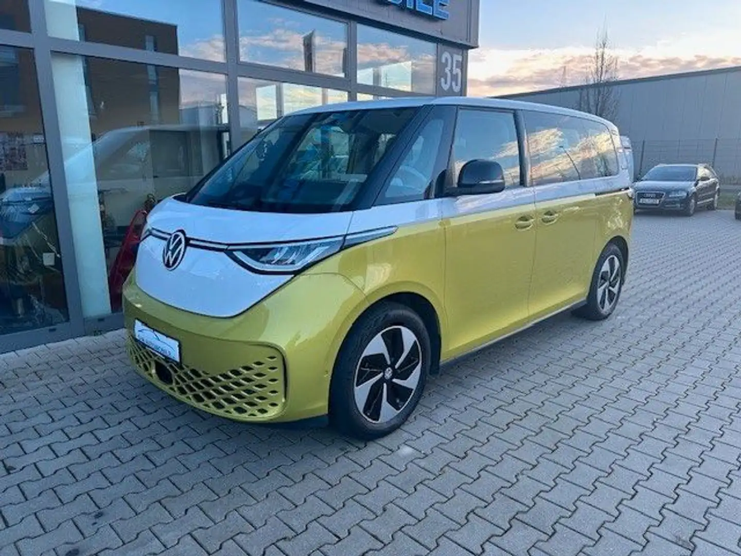 Volkswagen ID. Buzz Bus 150 kW Pro - 1
