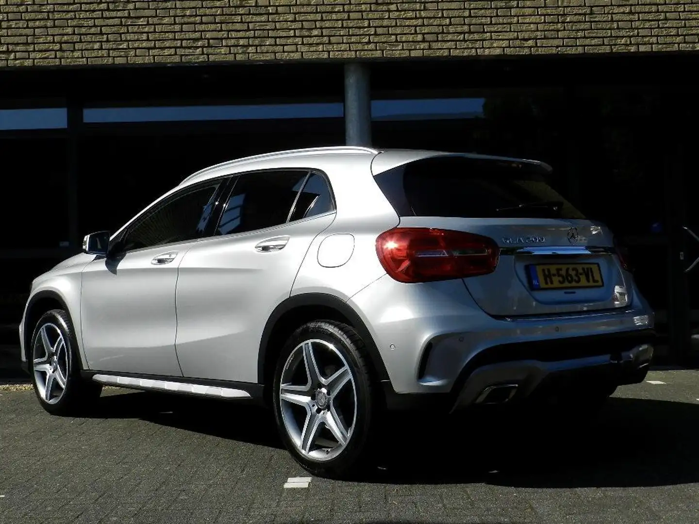 Mercedes-Benz GLA 200 AMG Edition Automaat Grau - 2