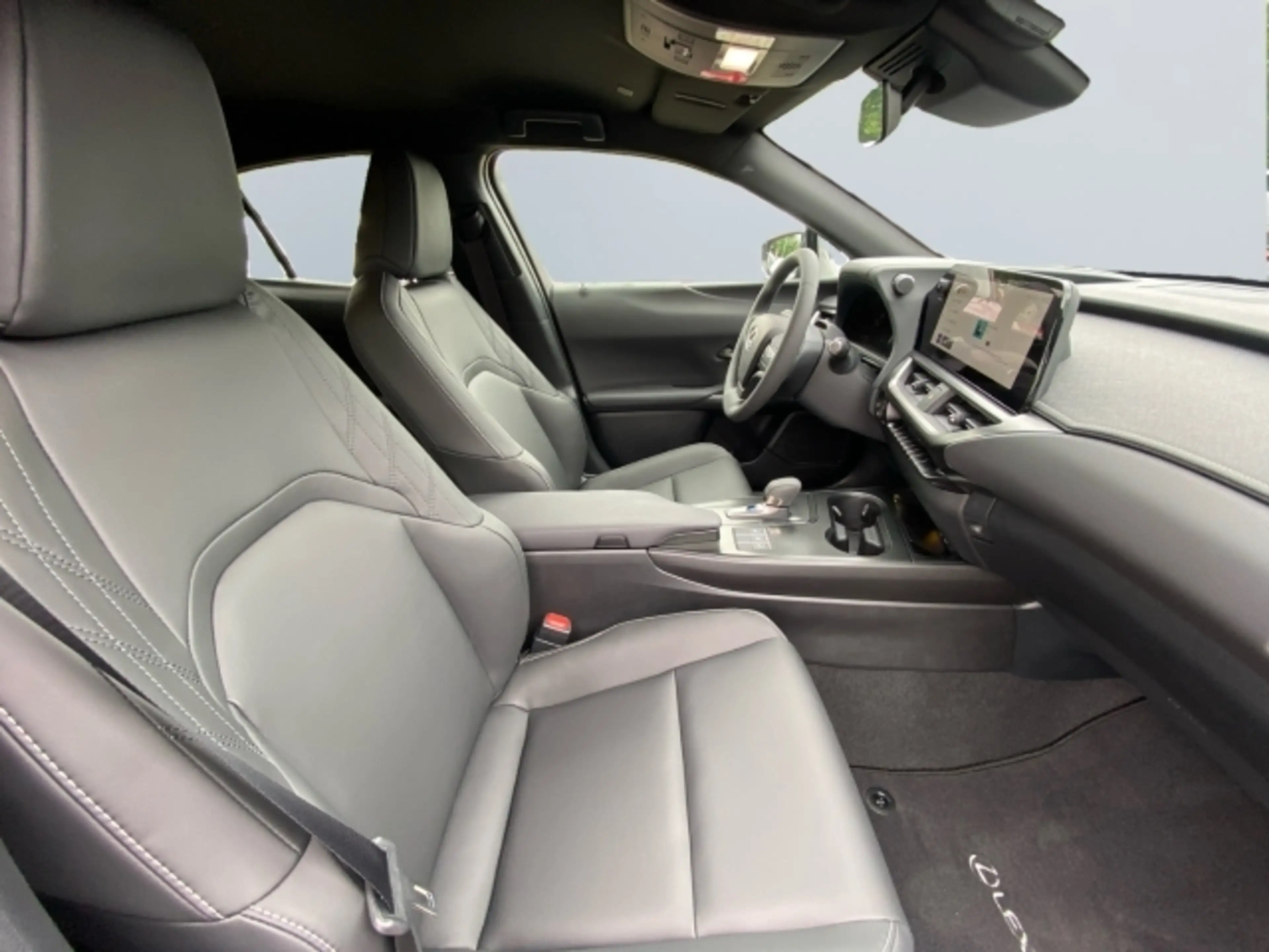 Lexus UX 300h F-Sport Design — photo 10