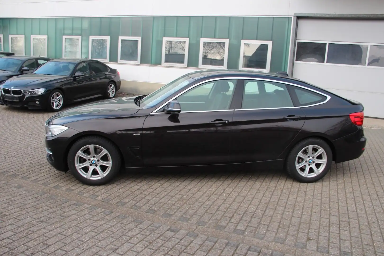 BMW 320 Luxury Line,Navi, PDC, Pano,AHK Brun - 2