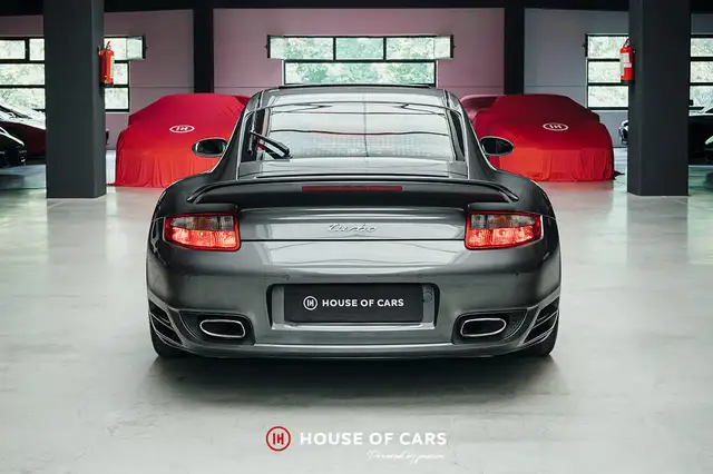 Porsche 911 view 7