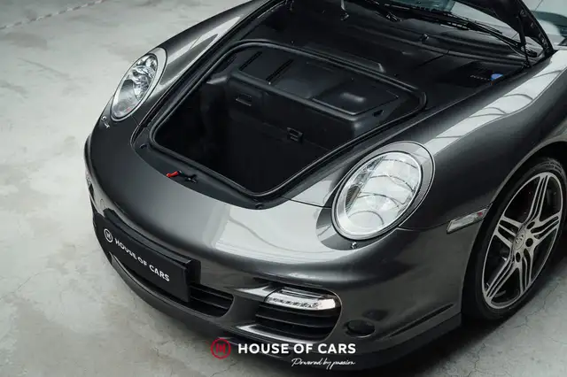 Porsche 911 view 11
