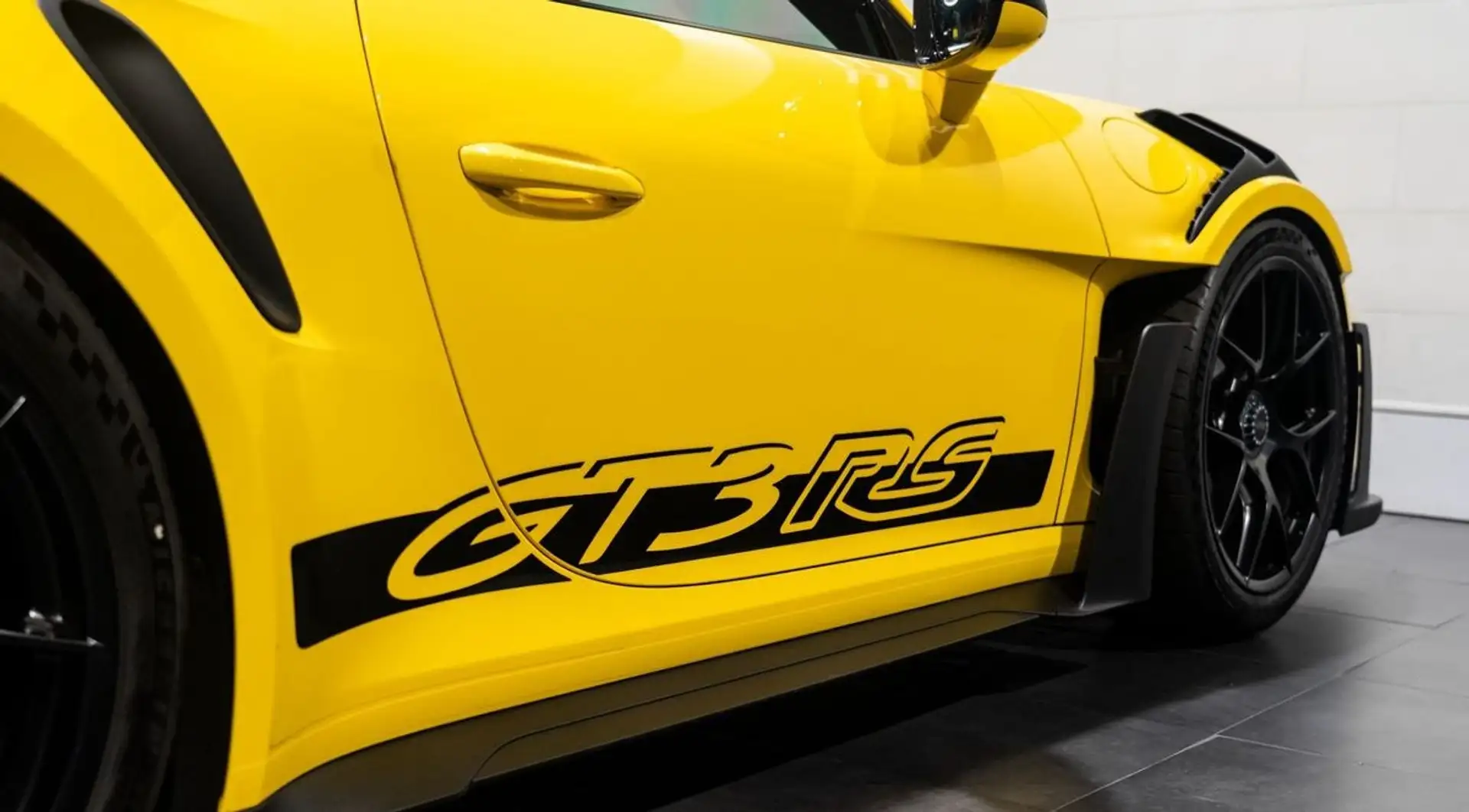 포르쉐 911 GT3 RS 2023 옐로 사진 8