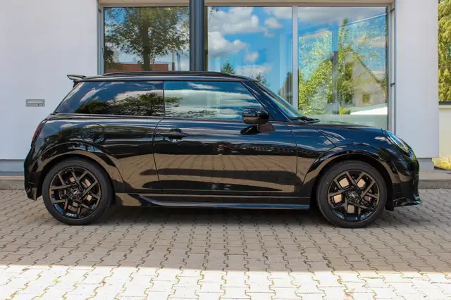 Mini Hatch view 4