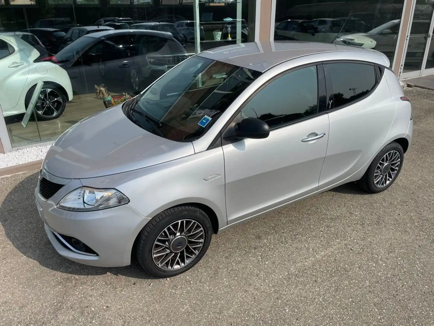 Lancia Ypsilon 1.2 69 CV 5 porte Silver Argento - 2