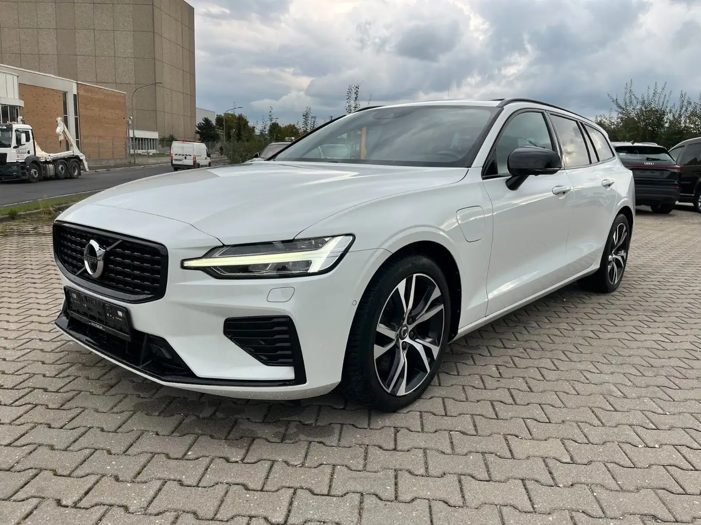 Volvo V60 V 60 T6 Twin Engine AWD R Design Plug-In (E6d) Weiß - 1