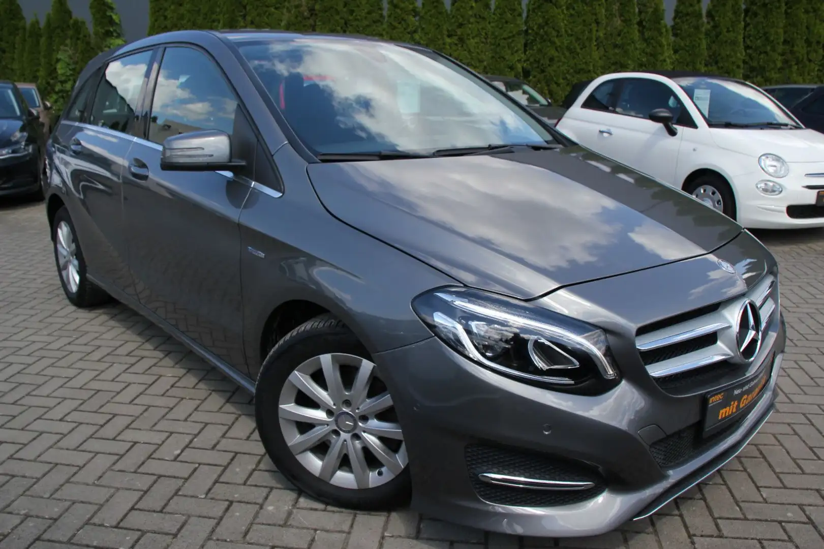 Mercedes-Benz B 180 B -Klasse Aut. Klima/Navi/Sitzhz/Tempomat Grau - 1