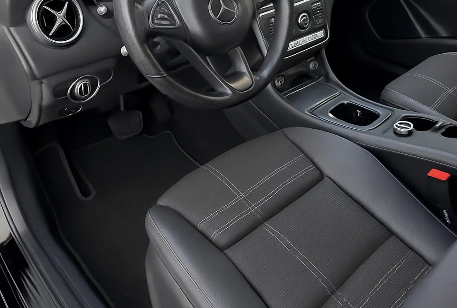 Mercedes-Benz GLA 220 GLA 220 CDI / d (156.903) Schwarz - 2
