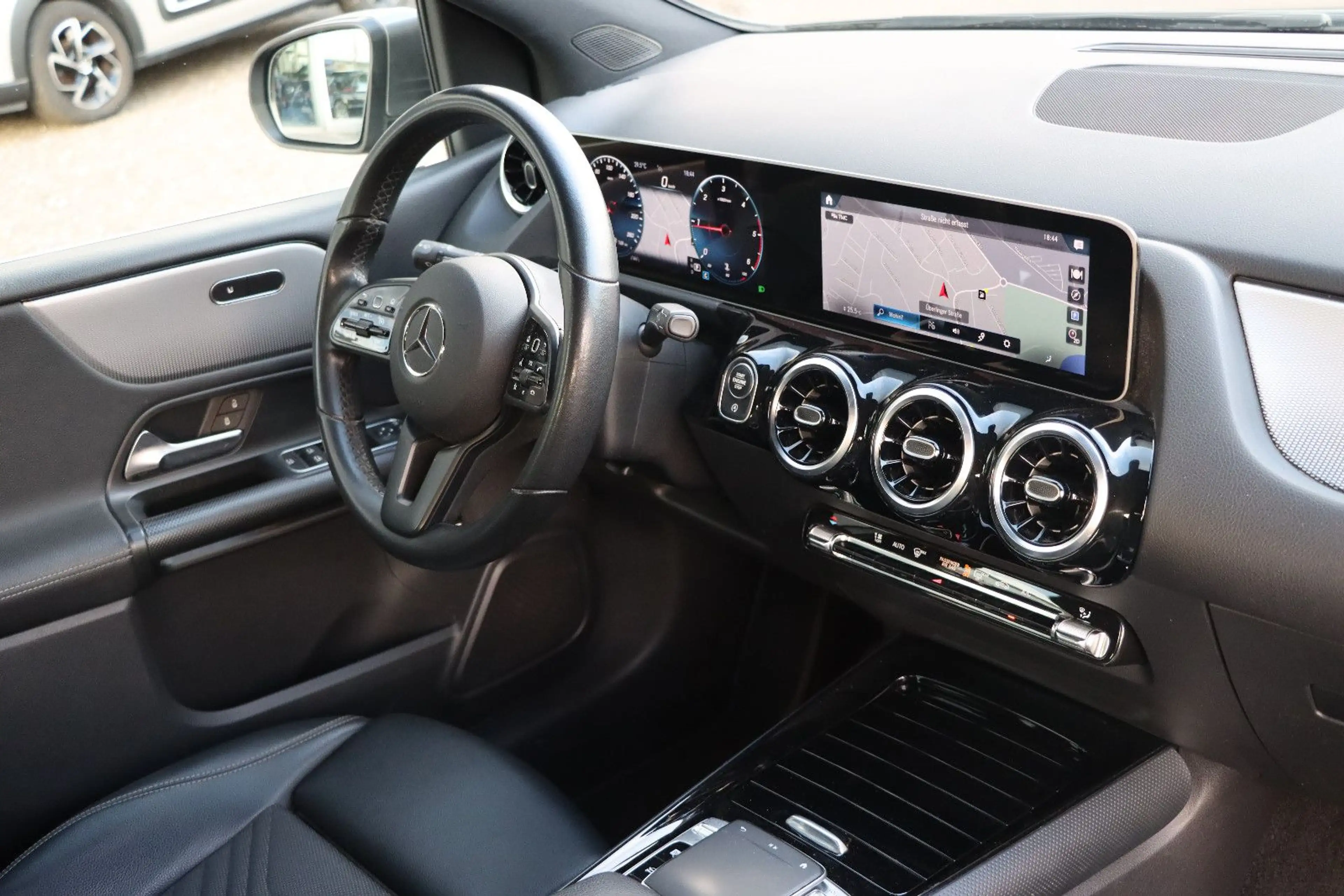 Mercedes-Benz B 180 d l LEDER l NAVI l LED l 1.HAND l — photo 9
