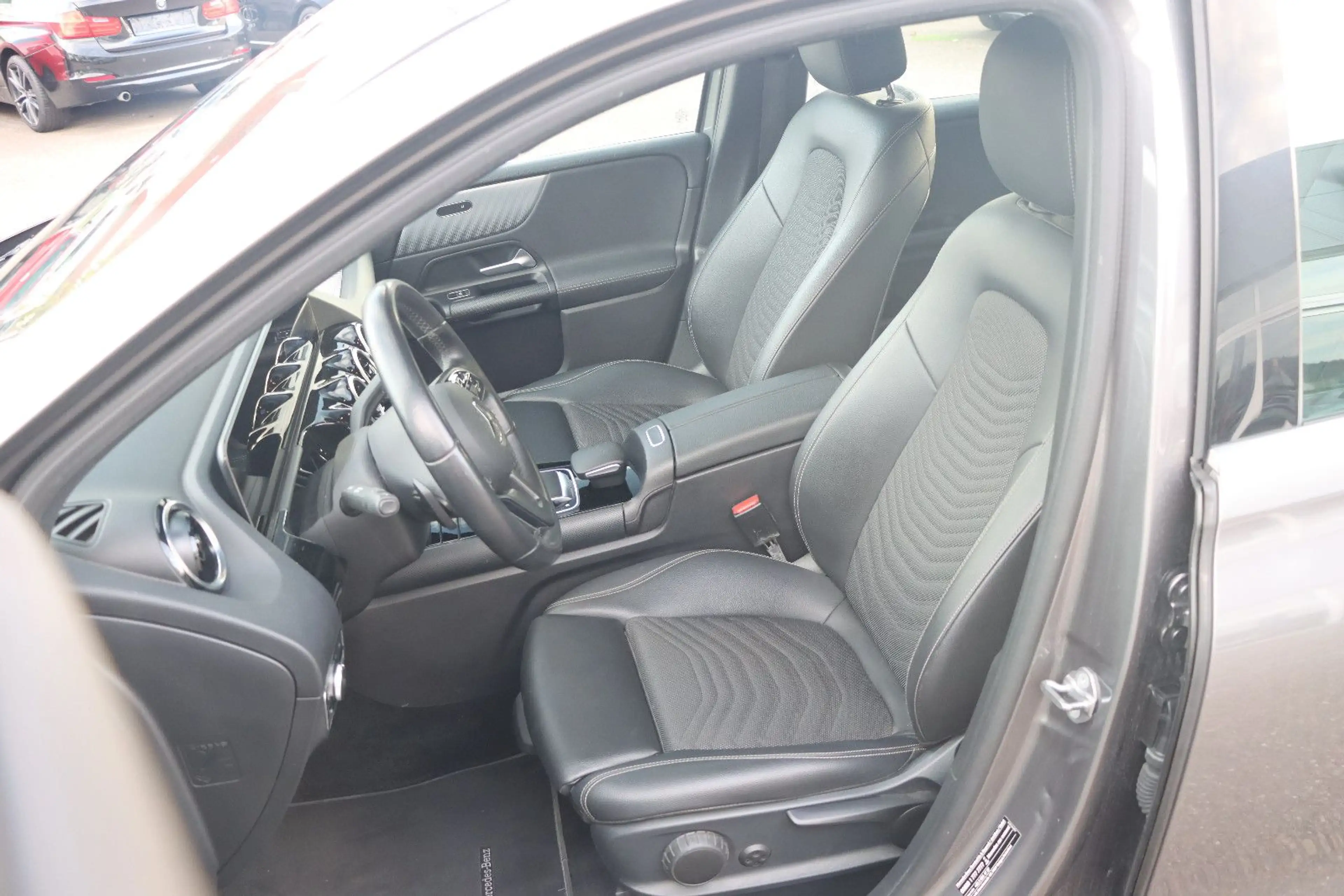 Mercedes-Benz B 180 d l LEDER l NAVI l LED l 1.HAND l — photo 8
