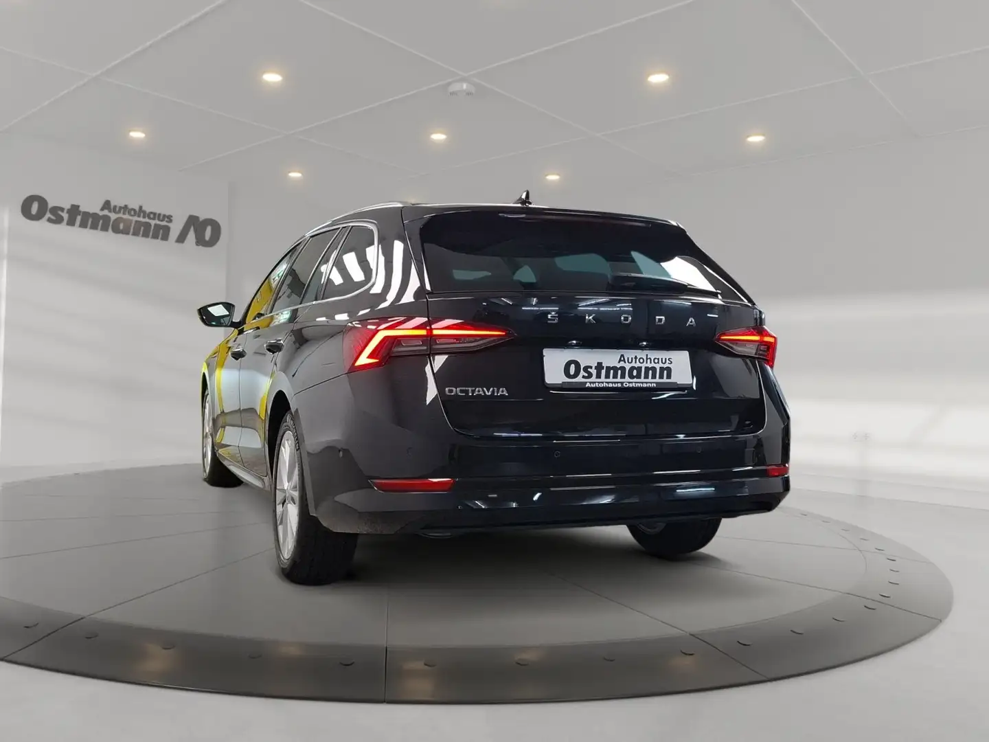 Skoda Octavia Combi 2.0 TDI Style AHK Pano HUD RFK Schwarz - 2