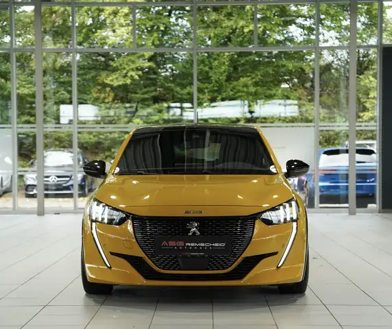 Peugeot 208 view 3
