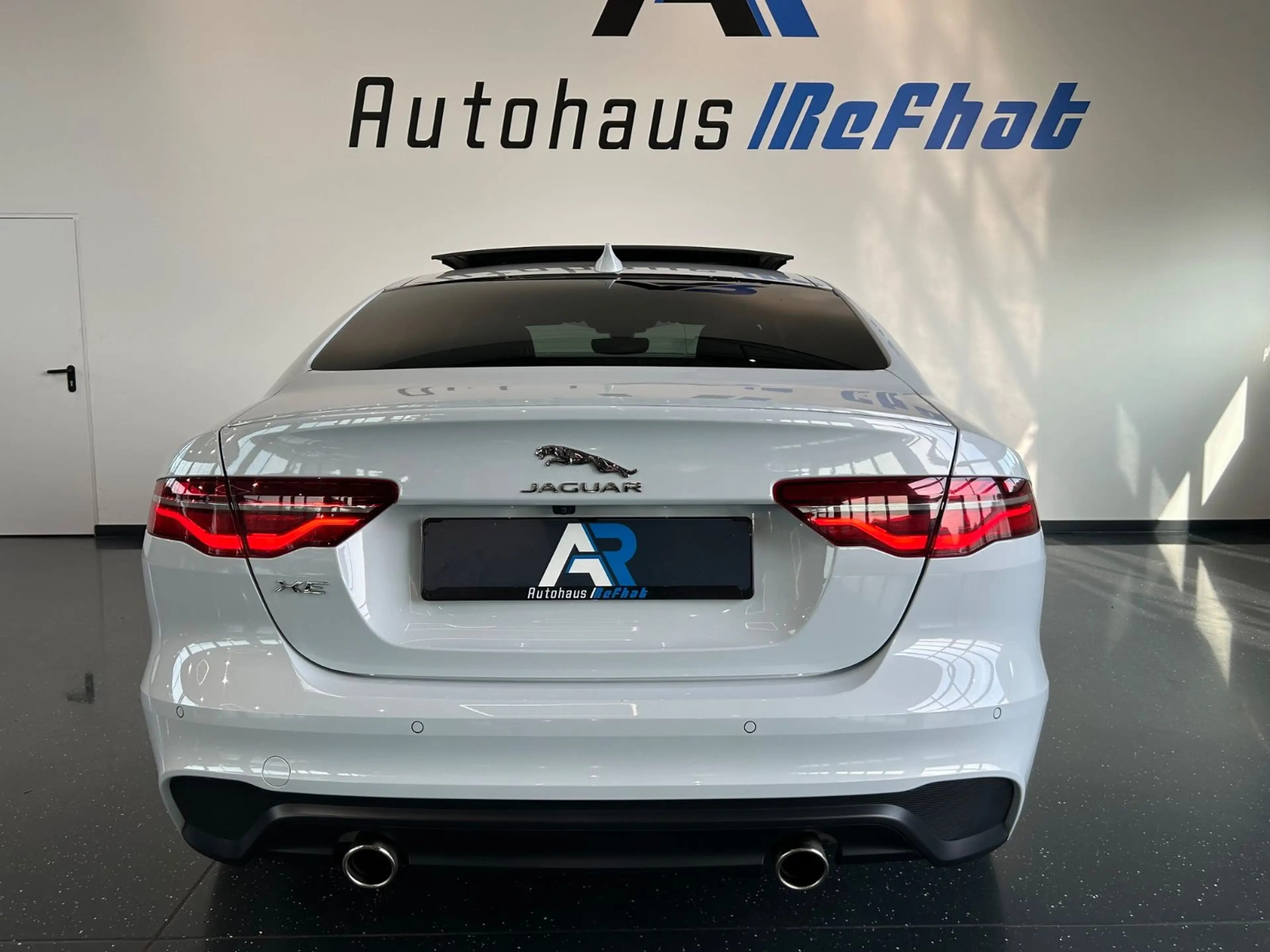 Jaguar XE S R-DYNAMIC*360GRAD*SHZ*LED*PANORAMA*BLACK-LI — photo 11