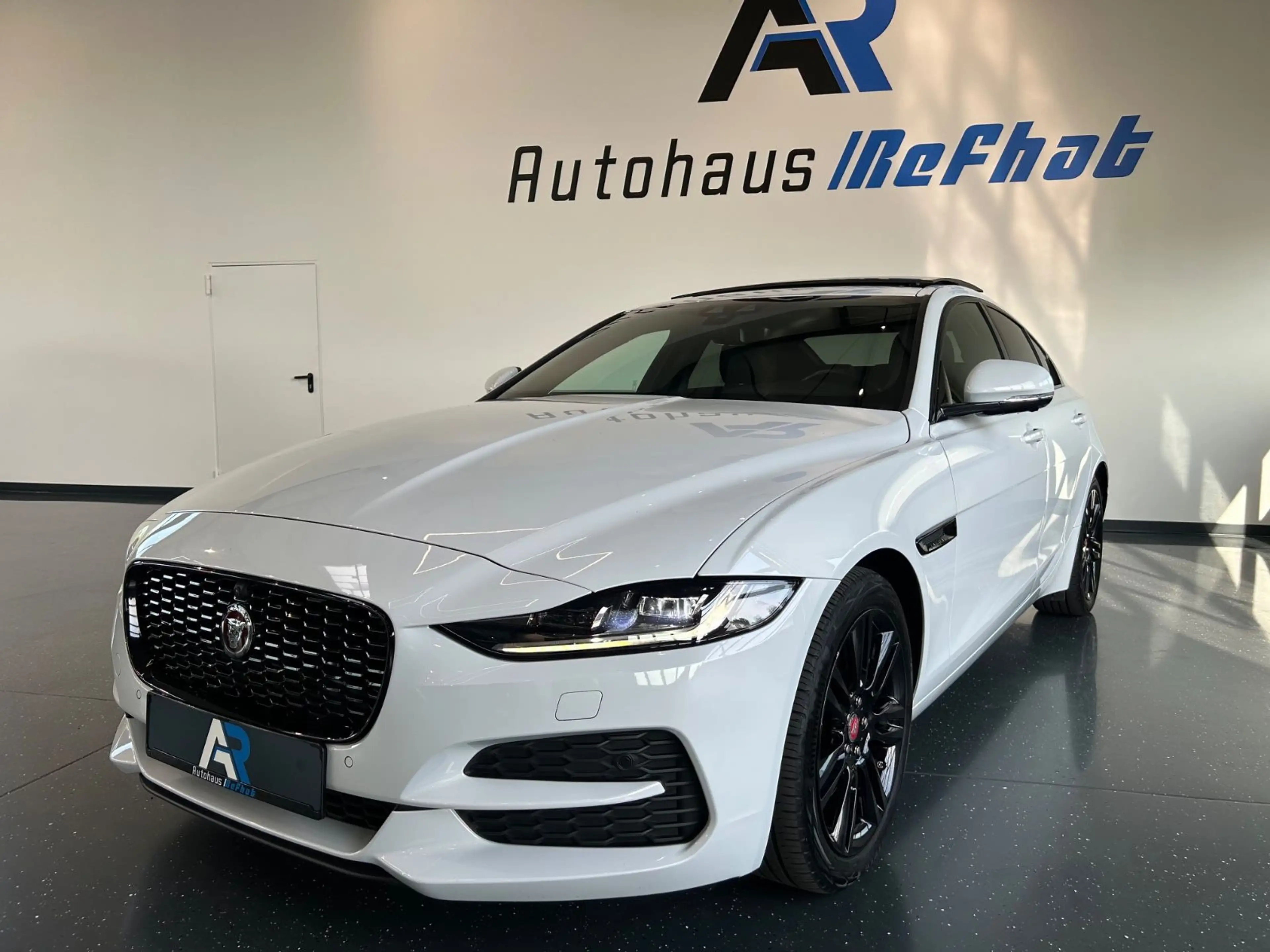 Jaguar XE S R-DYNAMIC*360GRAD*SHZ*LED*PANORAMA*BLACK-LI — photo 3
