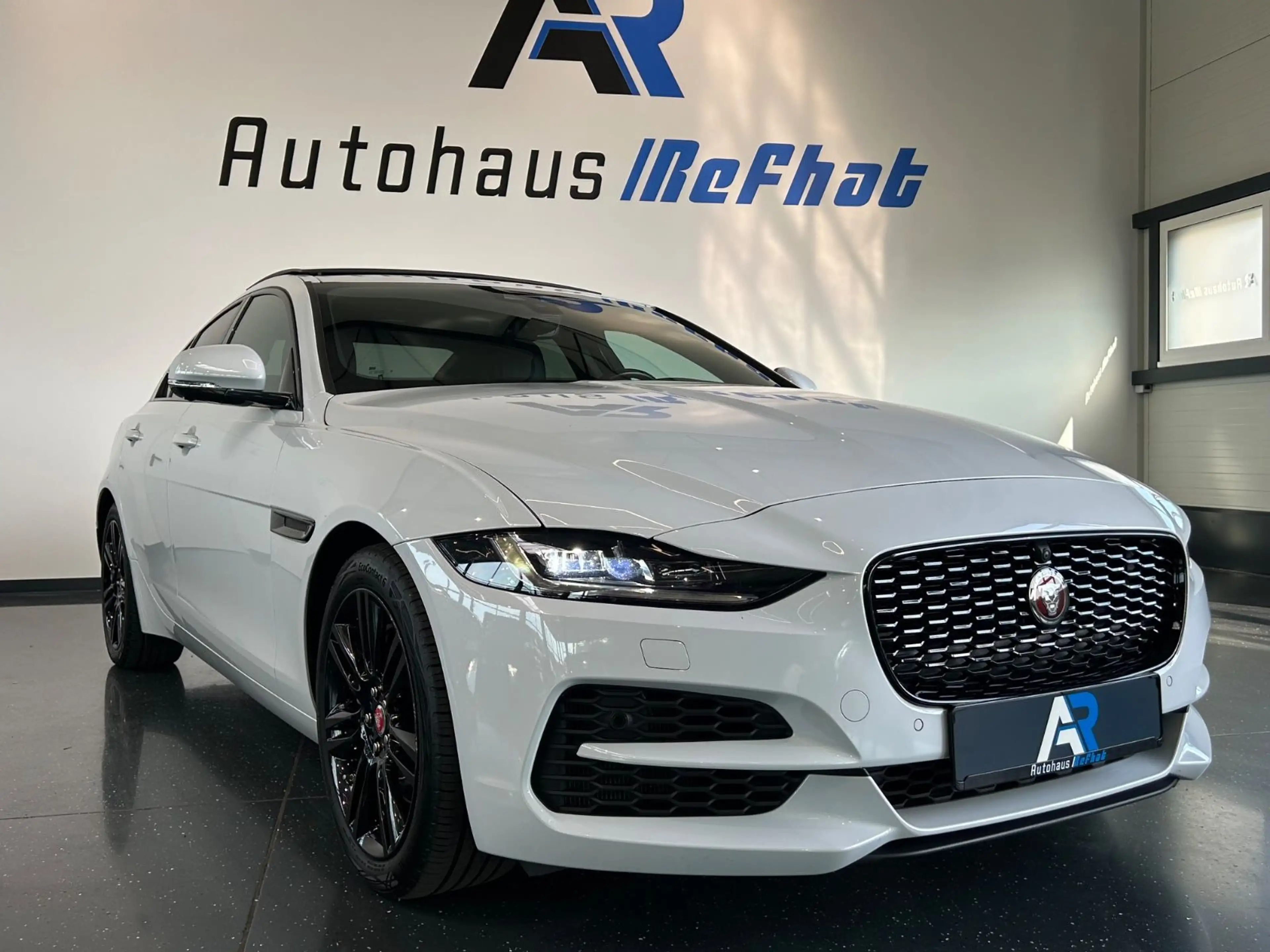 Jaguar XE S R-DYNAMIC*360GRAD*SHZ*LED*PANORAMA*BLACK-LI — photo 6