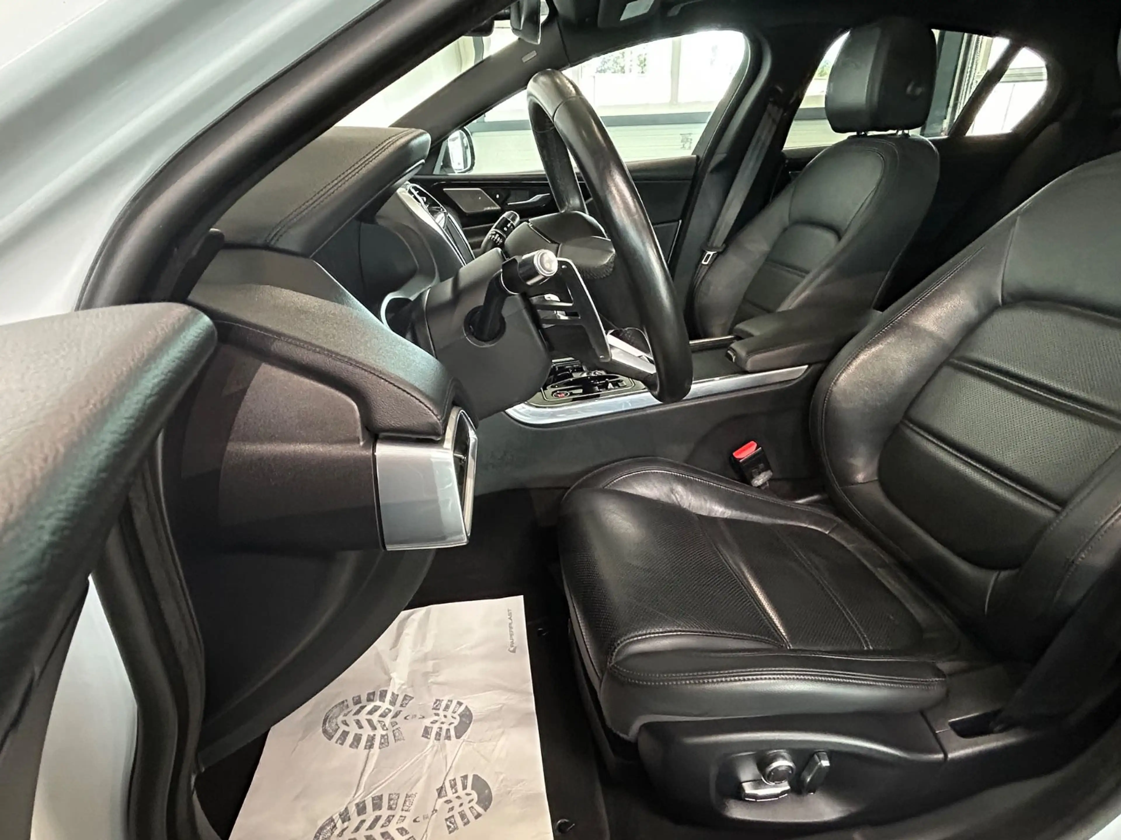 Jaguar XE S R-DYNAMIC*360GRAD*SHZ*LED*PANORAMA*BLACK-LI — photo 15