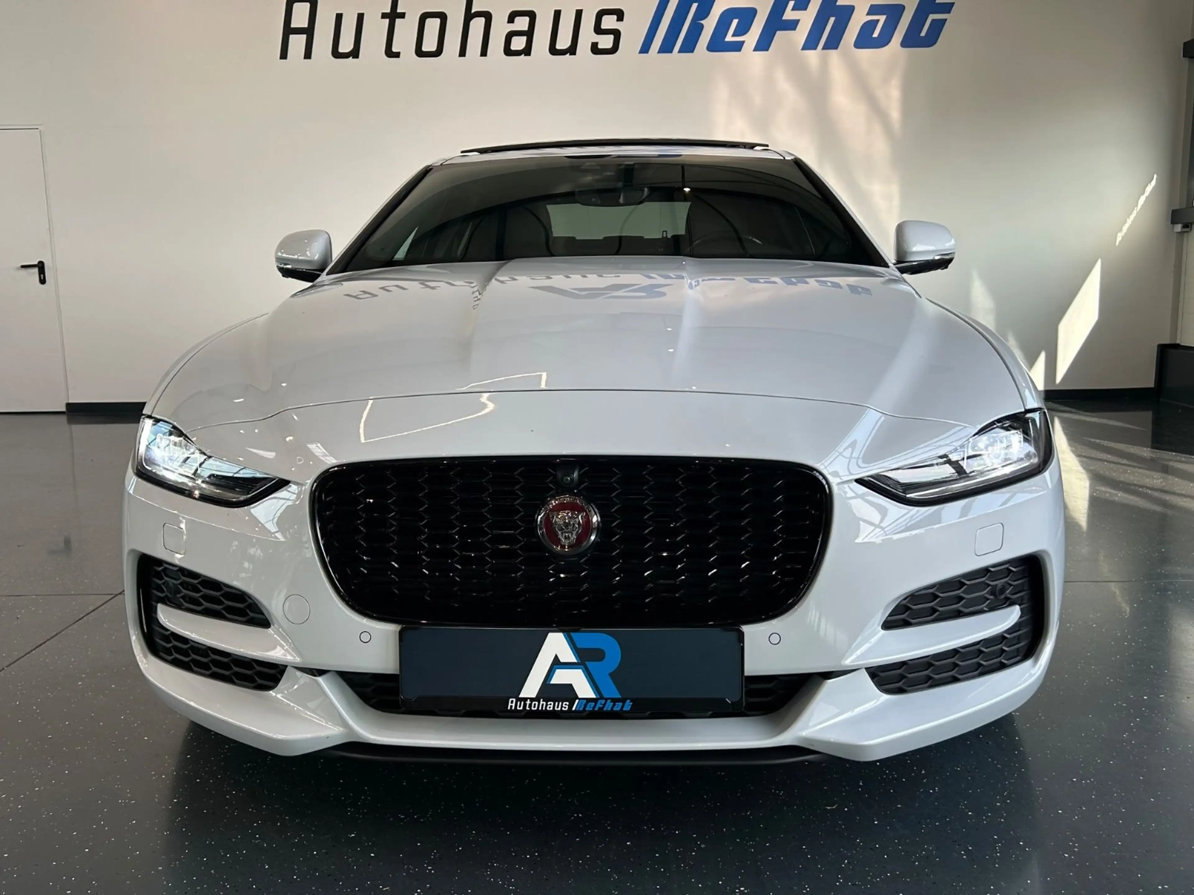 Jaguar XE S R-DYNAMIC*360GRAD*SHZ*LED*PANORAMA*BLACK-LI — photo 4