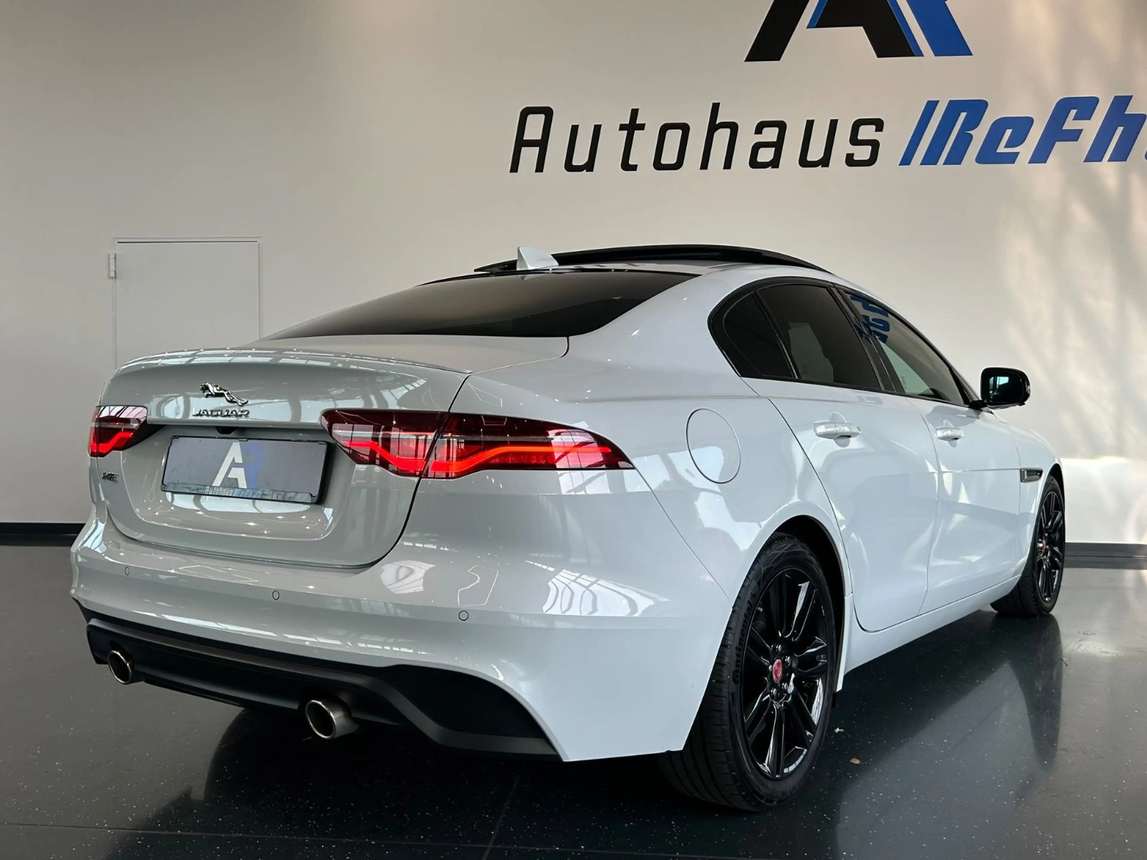 Jaguar XE S R-DYNAMIC*360GRAD*SHZ*LED*PANORAMA*BLACK-LI — photo 10