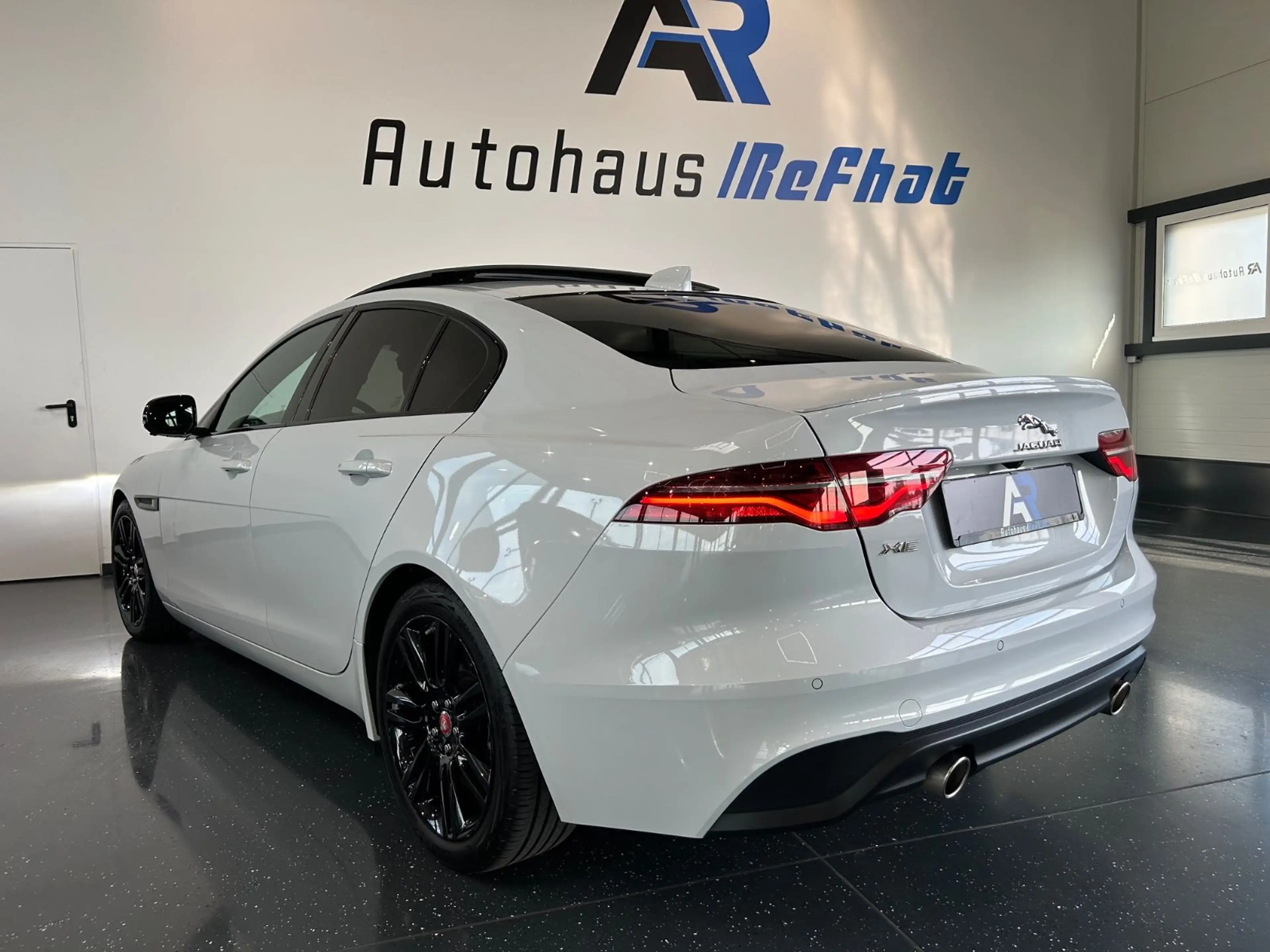 Jaguar XE S R-DYNAMIC*360GRAD*SHZ*LED*PANORAMA*BLACK-LI — photo 13