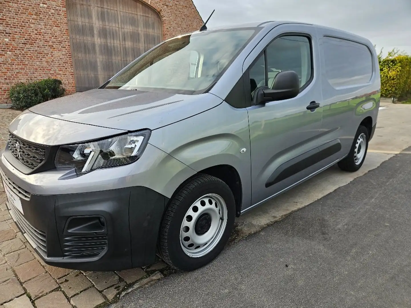Peugeot Partner 1.2 BENZINE L2 MAXI AIRCO CRUISE PDC TREKHAAK Zilver - 2
