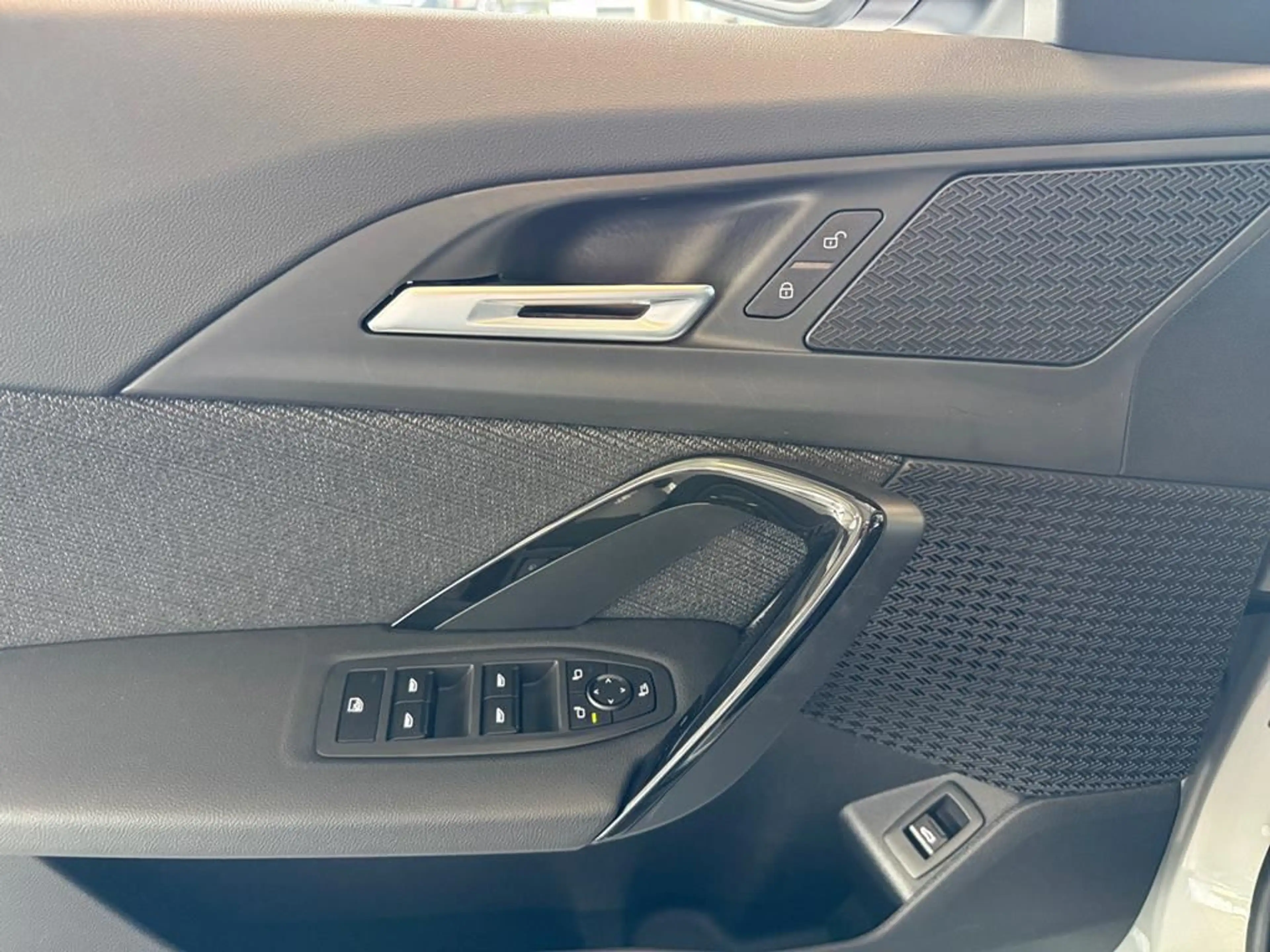 BMW iX1 — photo 10