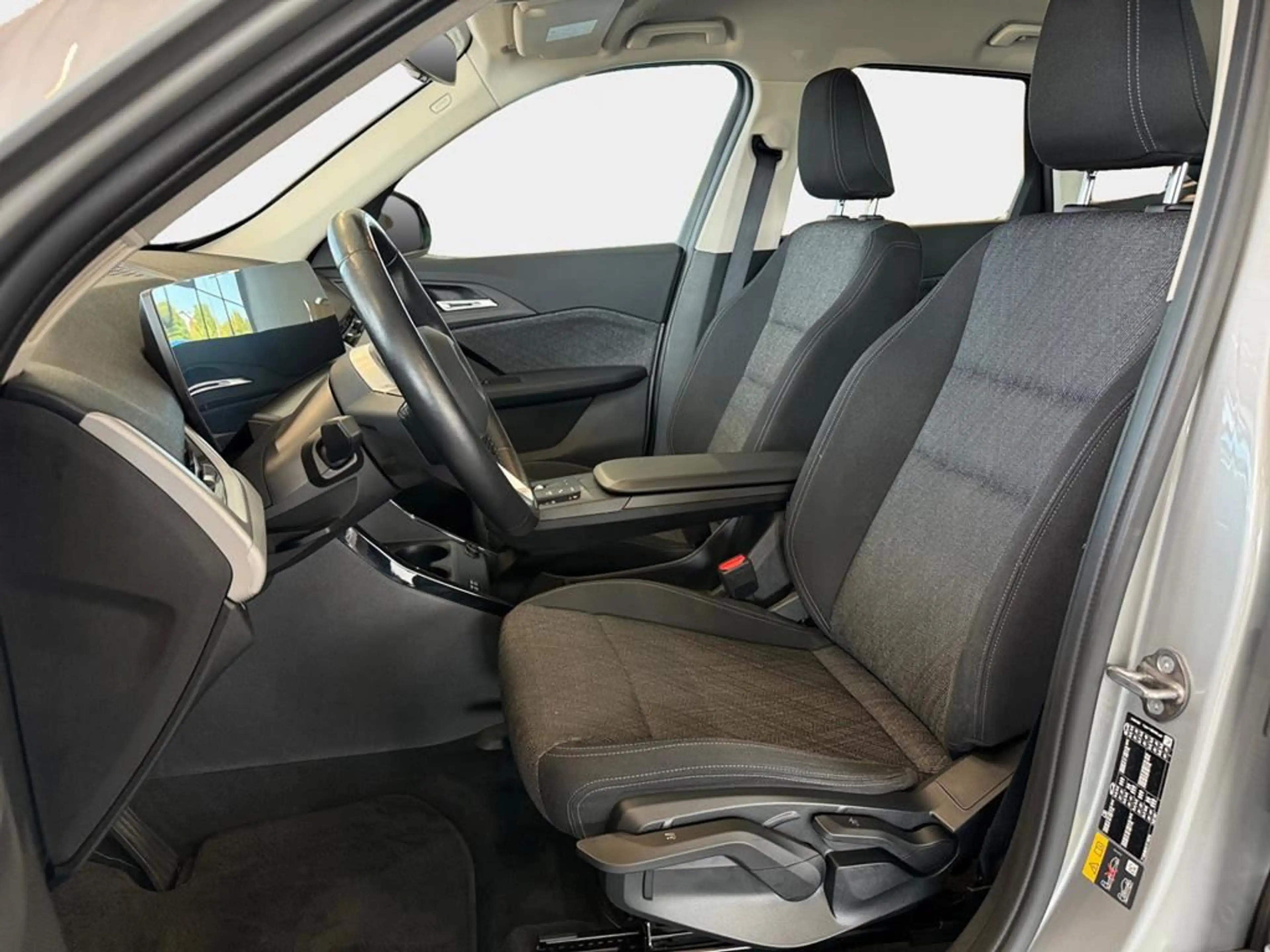BMW iX1 — photo 11