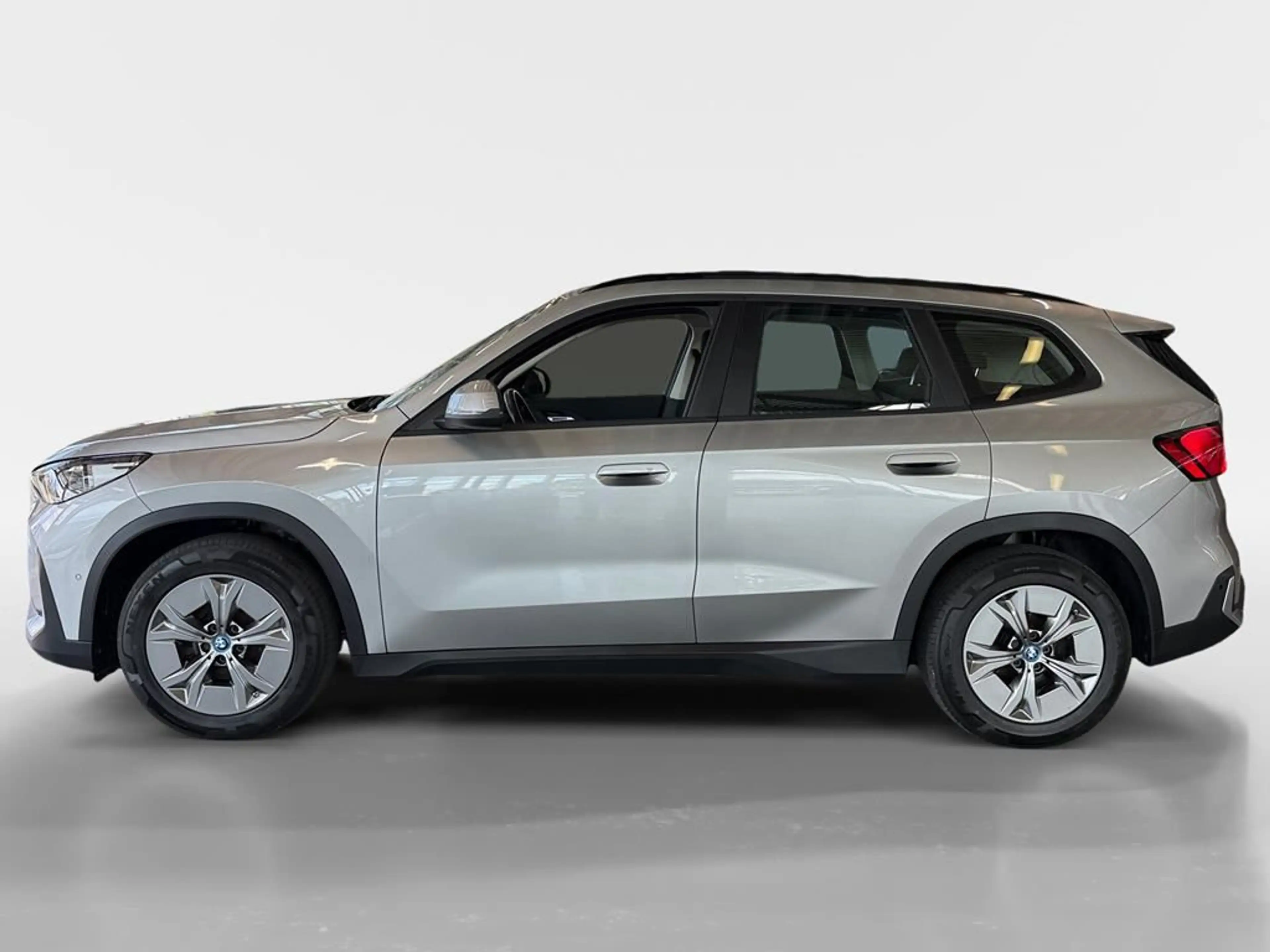 BMW iX1 — photo 6
