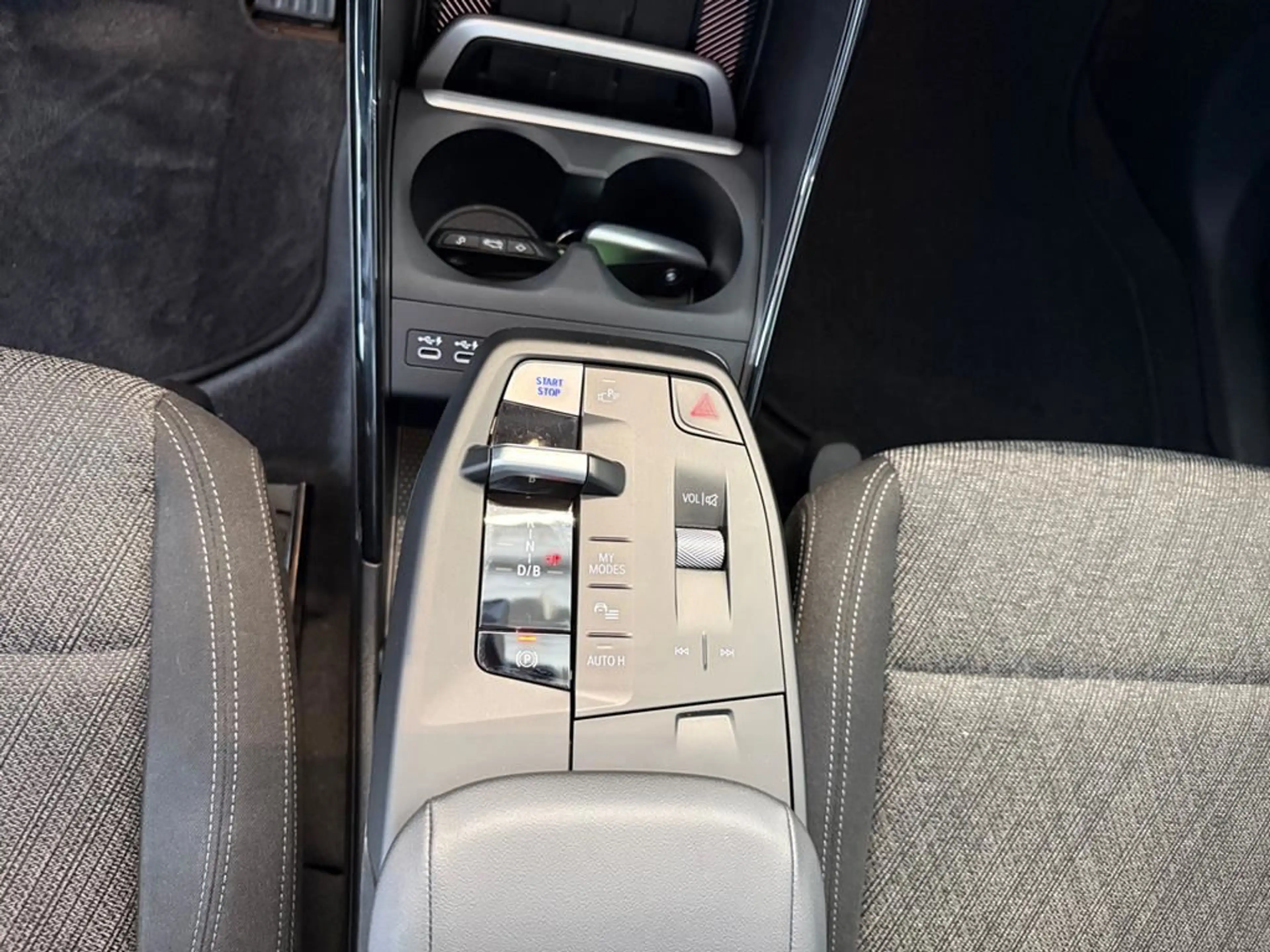 BMW iX1 — photo 12