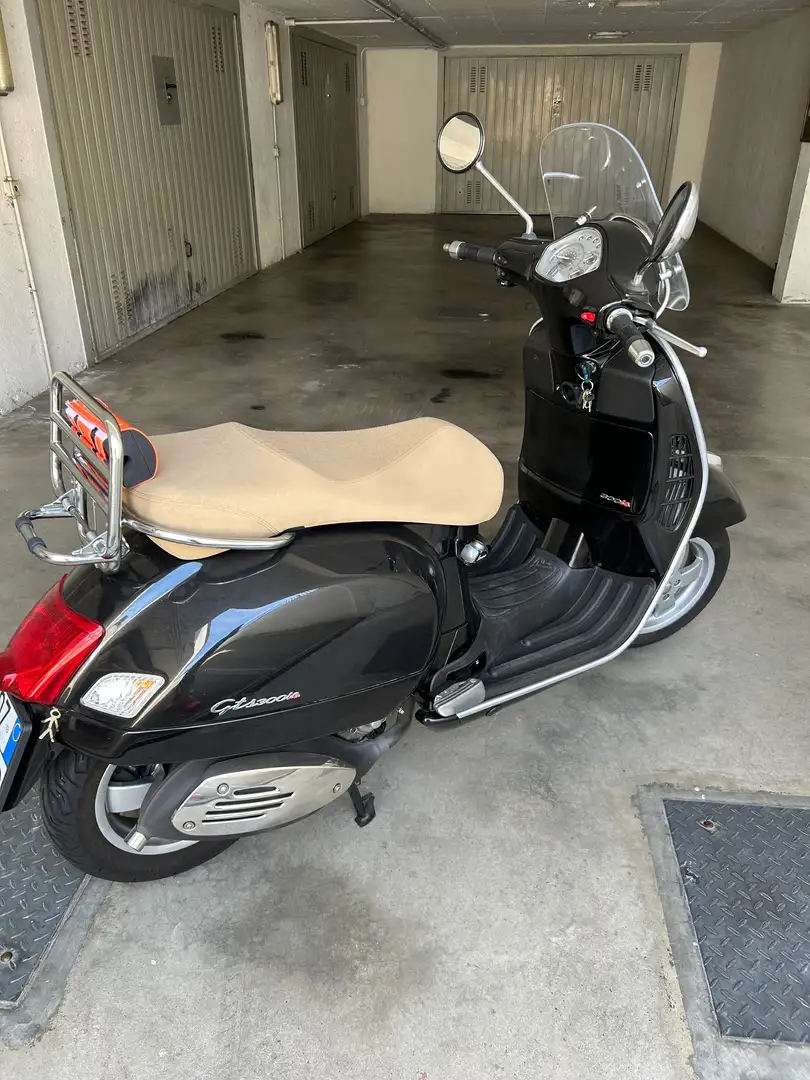 Vespa GTS 300 Nero - 1
