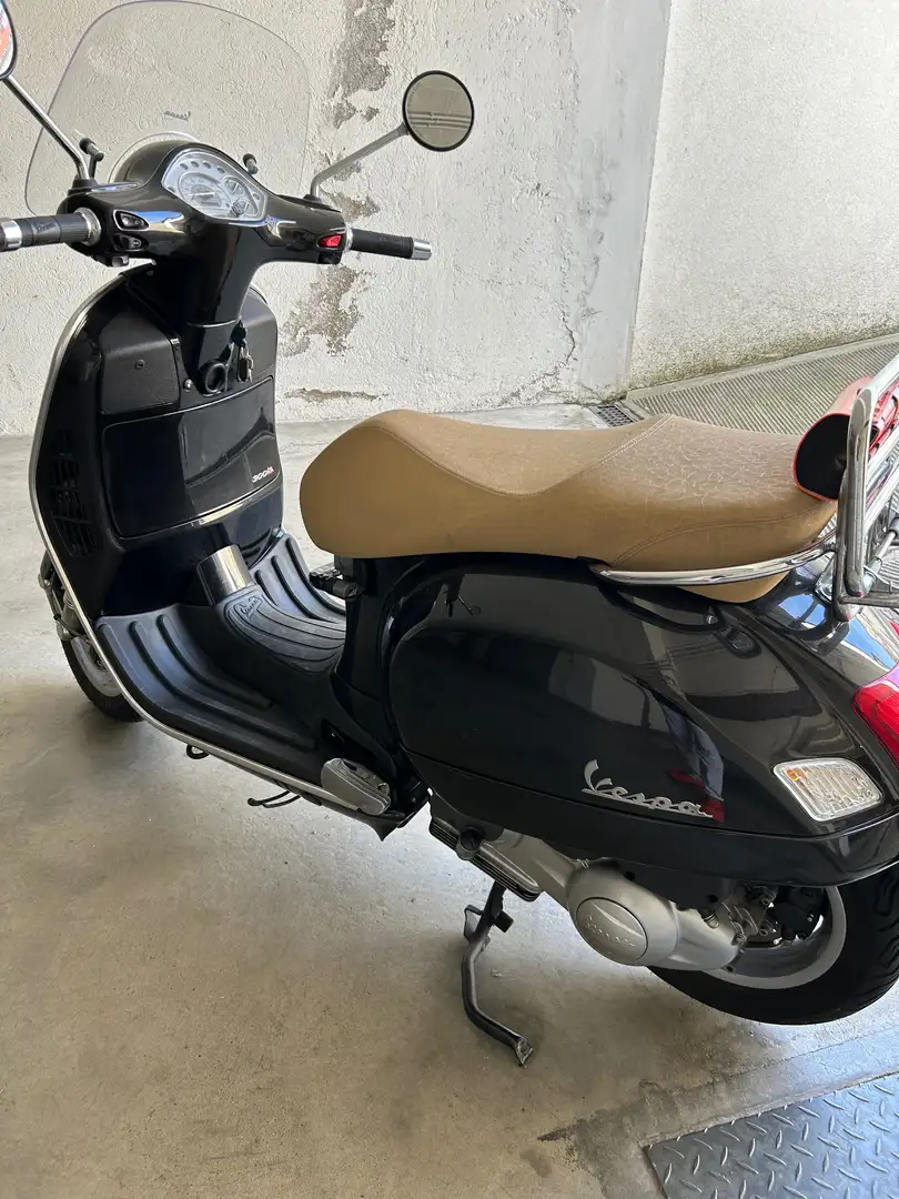 Vespa GTS 300 Nero - 2