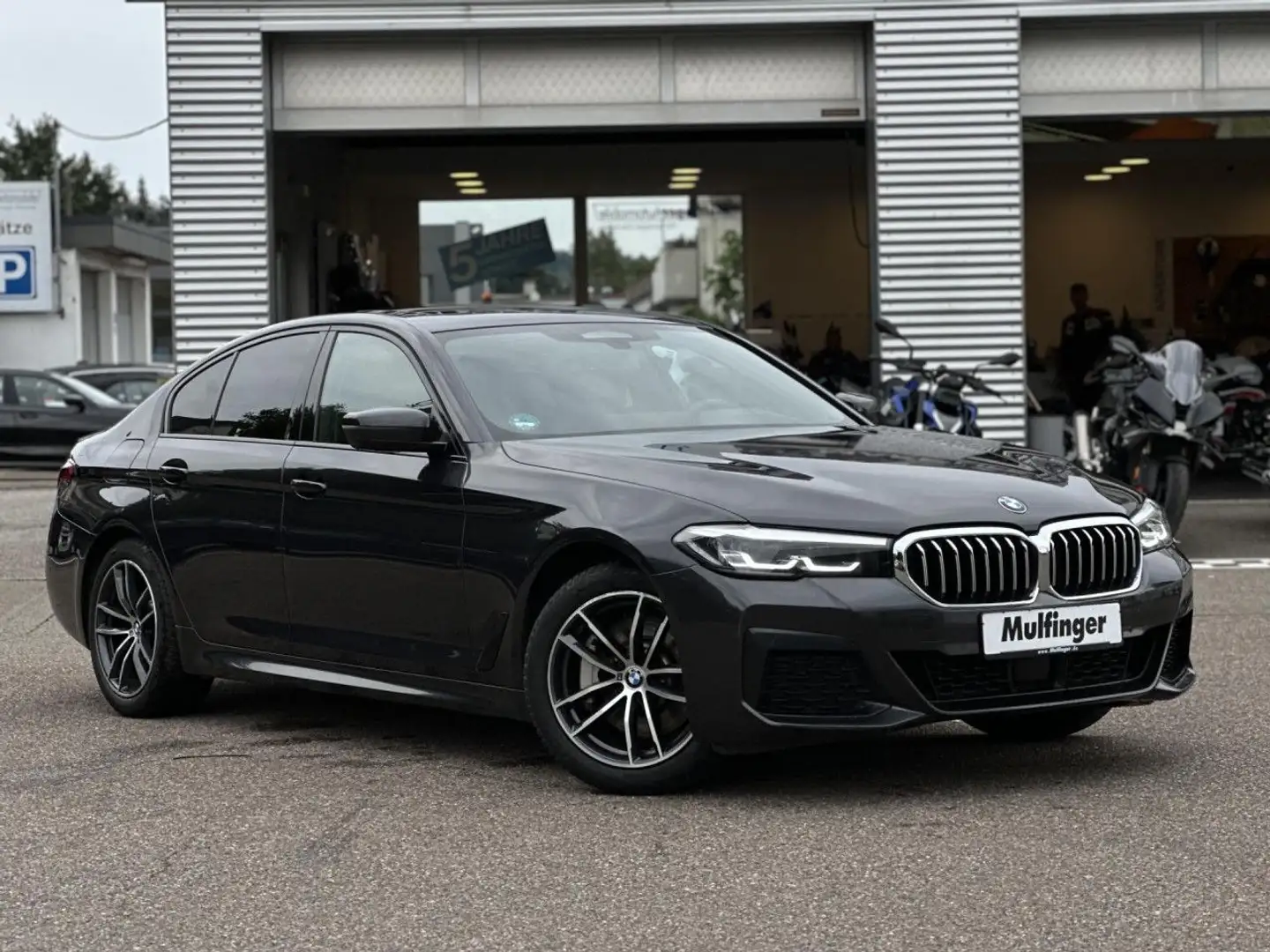 BMW 530 i M Sport Leder HUD ACC GlasD.Kamera DAB HiFi Grau - 2