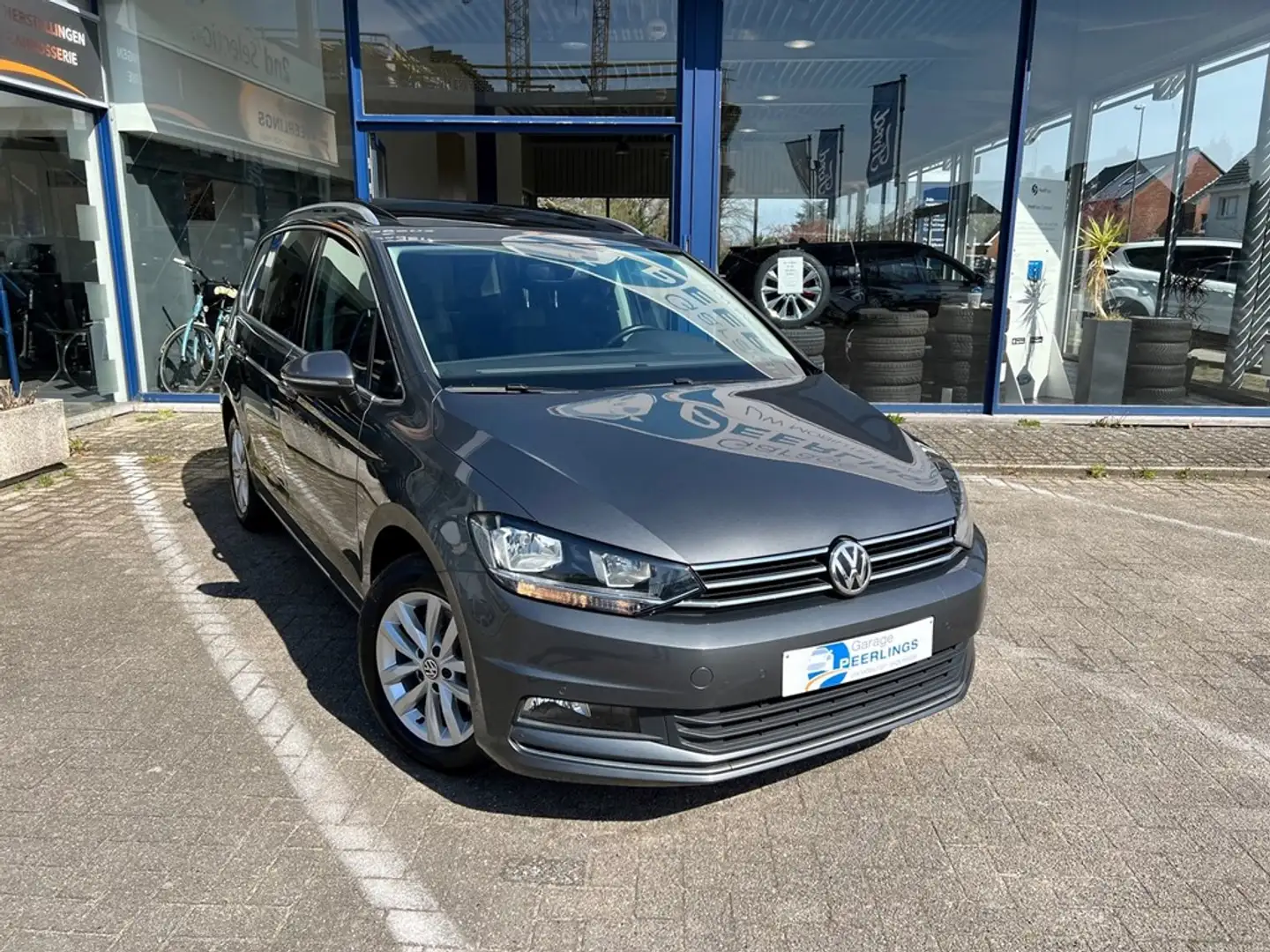 Volkswagen Touran 1.4i DSG. Gris - 2